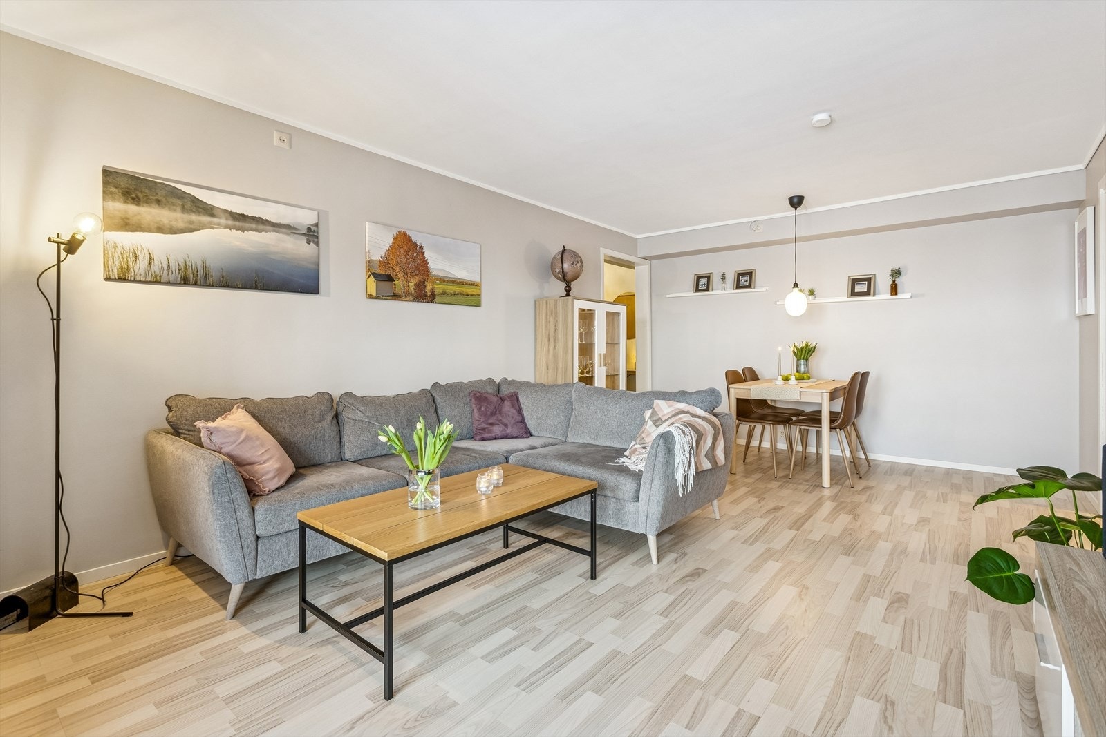 Stuen er lys og romslig, med god plass til både sofagruppe og spisebord. Galleribilde