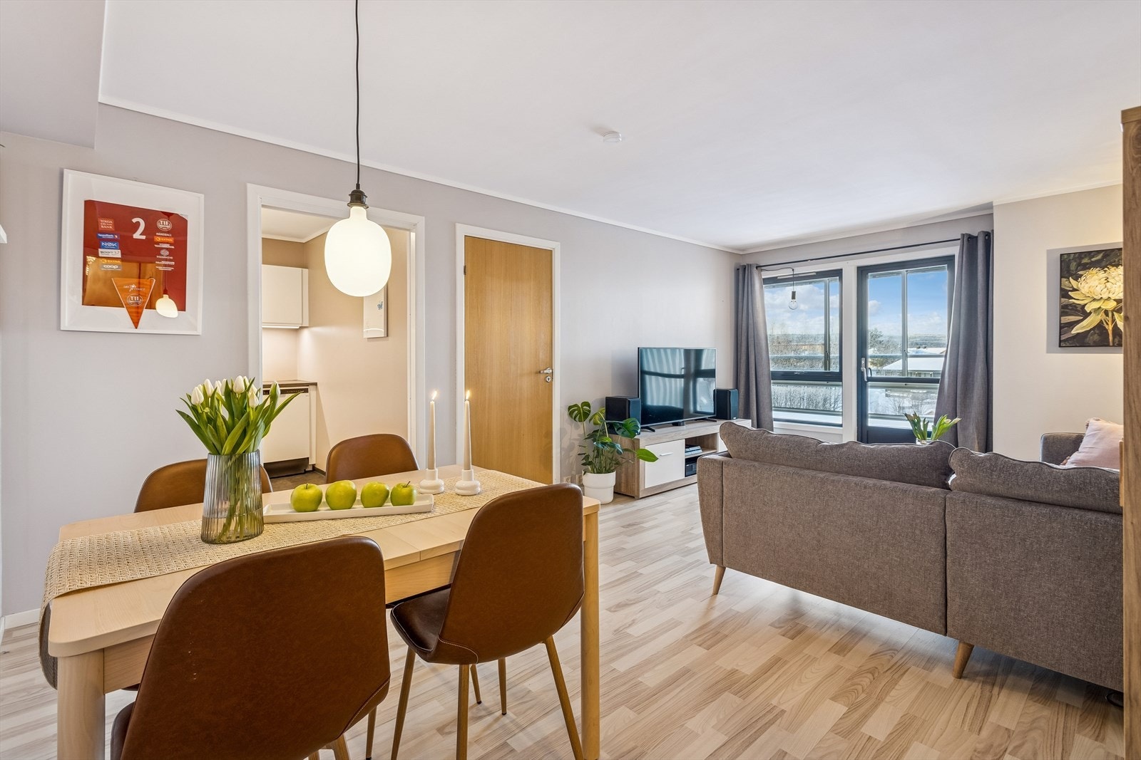 En sosial sone som enkelt lar deg kombinere matlaging og samvær med gjester. Galleribilde