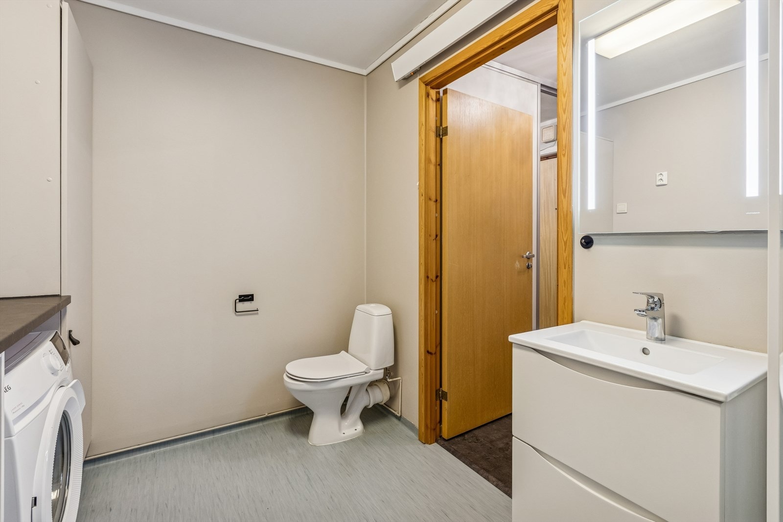 Toalettet er plassert adskilt fra dusjsonen for økt funksjonalitet. Galleribilde