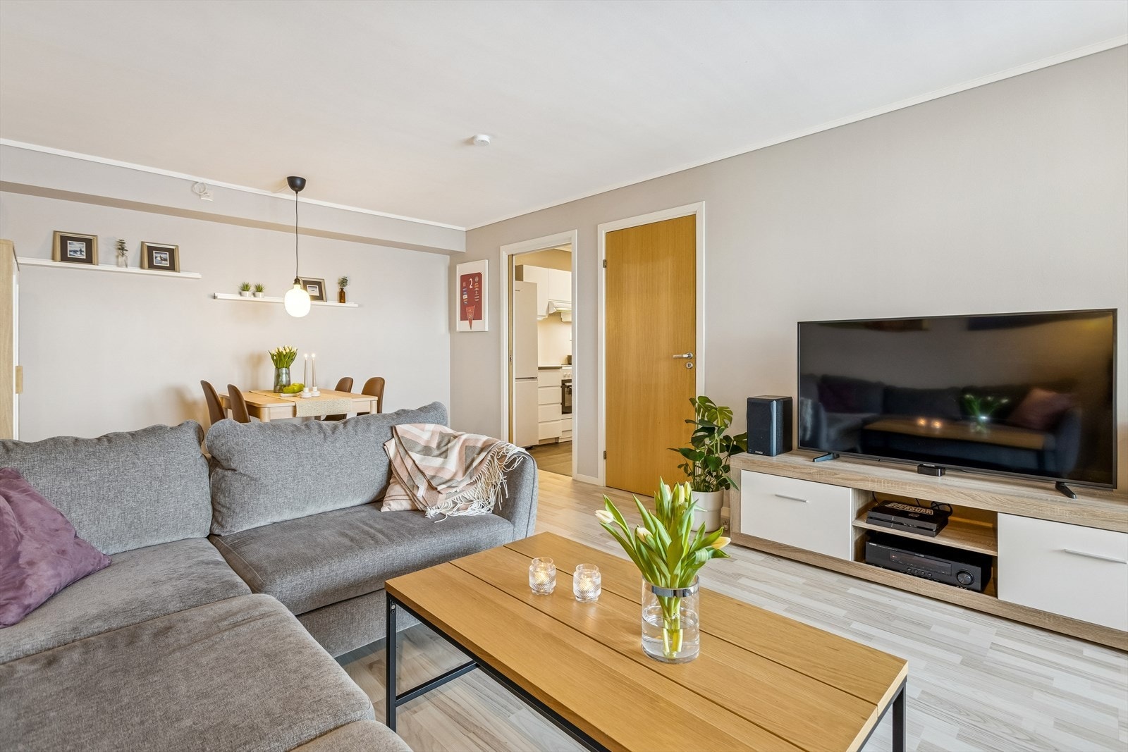 Den åpne løsningen mellom stue og spisestue skaper en god flyt i rommet. Galleribilde