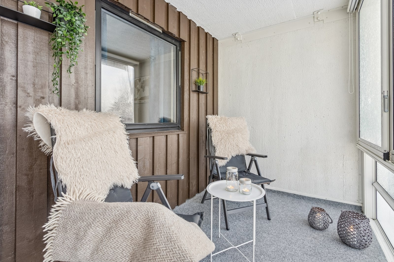 Balkongen har plass til en hyggelig sittegruppe og vender mot rolige omgivelser. Galleribilde