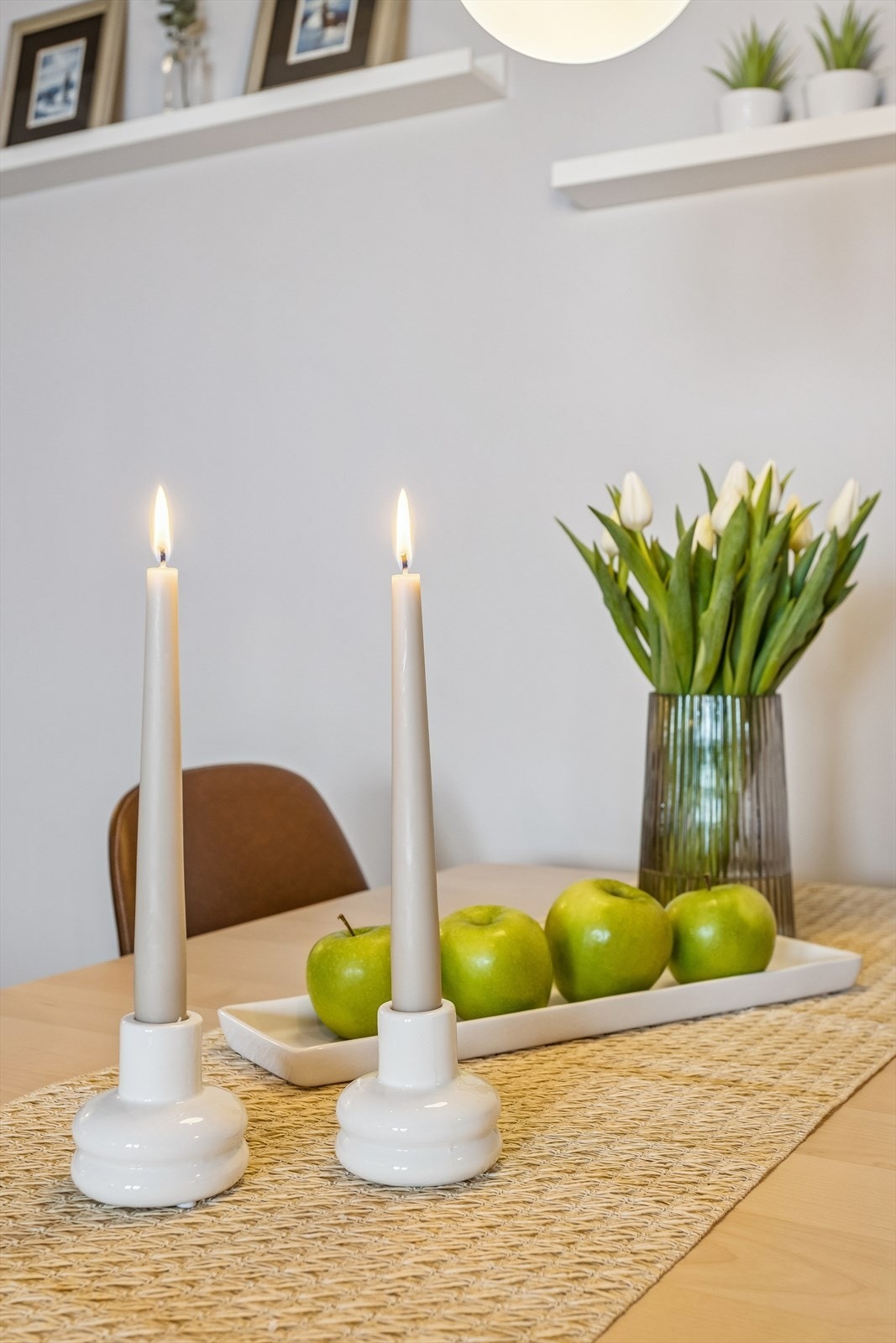 Gjennomgående lyse overflater og gulv skaper en helhetlig og innbydende atmosfære. Galleribilde