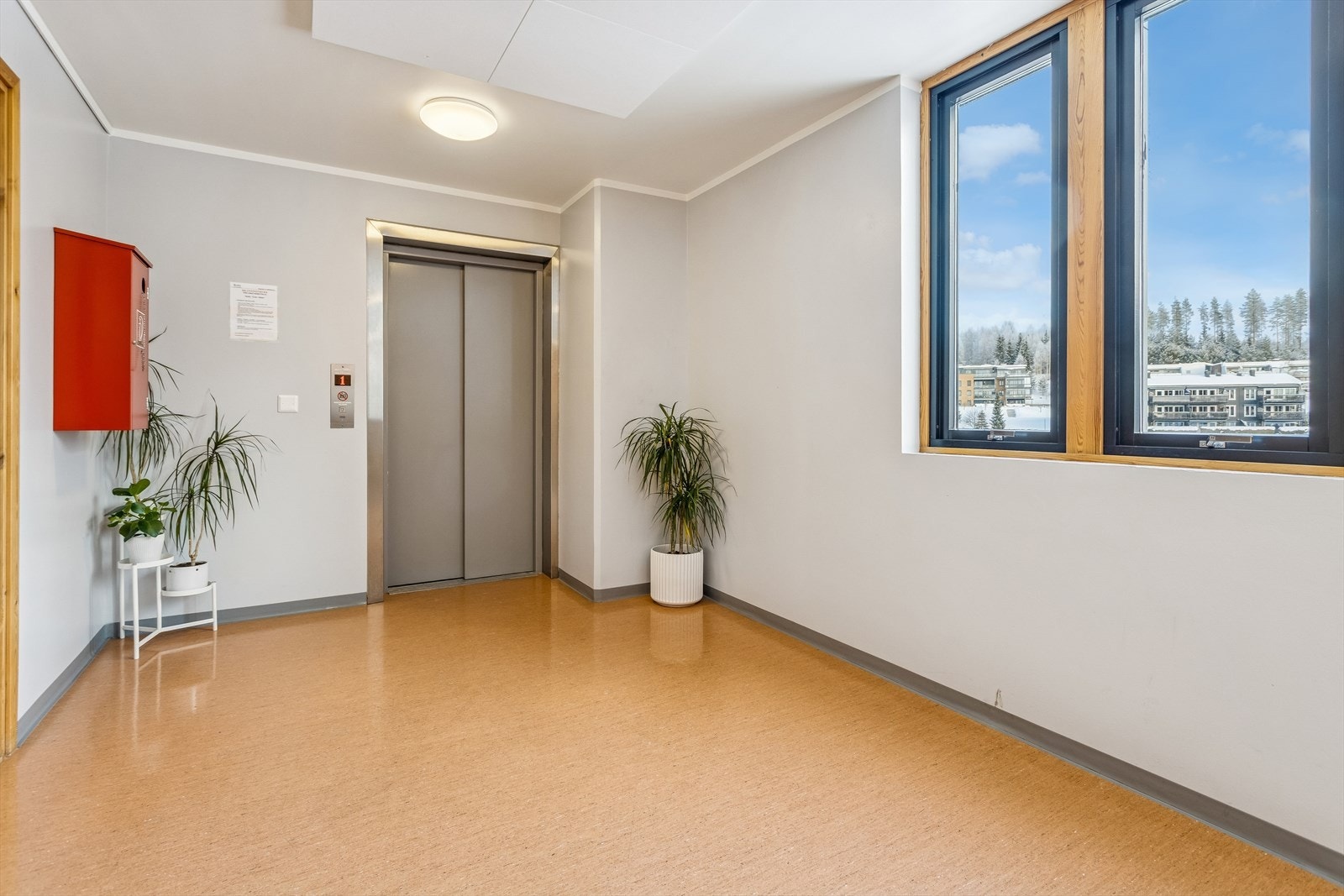 Bygget har heis, som gir enkel og trinnfri adkomst til leiligheten. Galleribilde