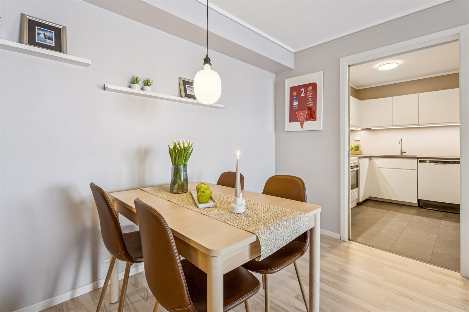 Spisestuen er en naturlig del av stuen, med kort vei til kjøkkenet. Galleribilde