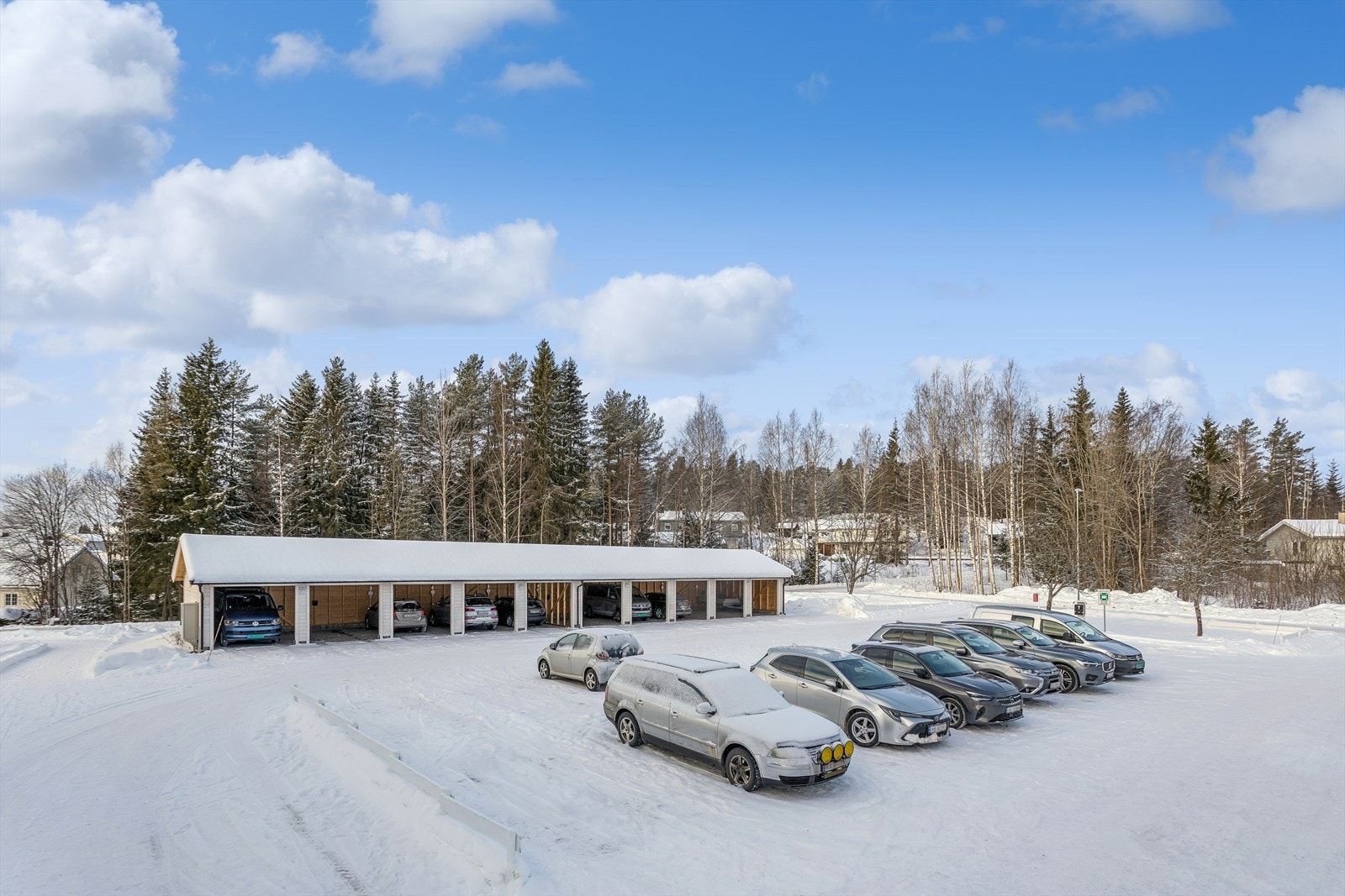 Borettslaget disponerer carportplasser og biloppstillingsplasser. Galleribilde