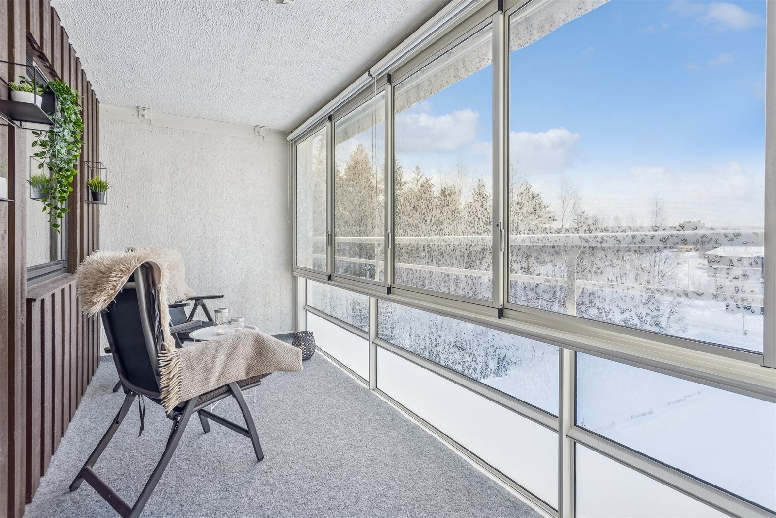 Den innglassede balkongen fungerer som et ekstra oppholdsrom store deler av året. Galleribilde