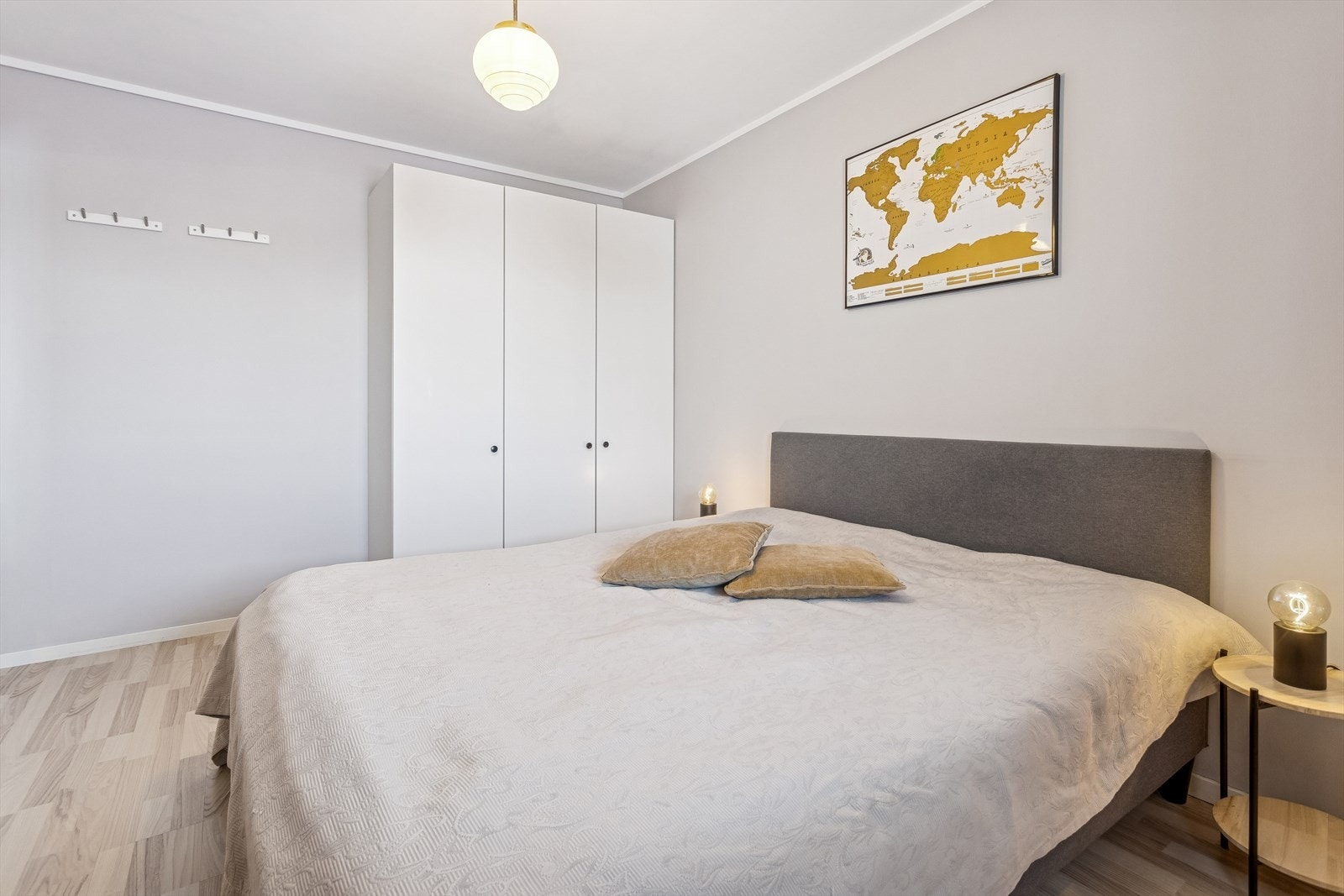 Soverommet er av god størrelse med plass til dobbeltseng og garderobeskap. Galleribilde