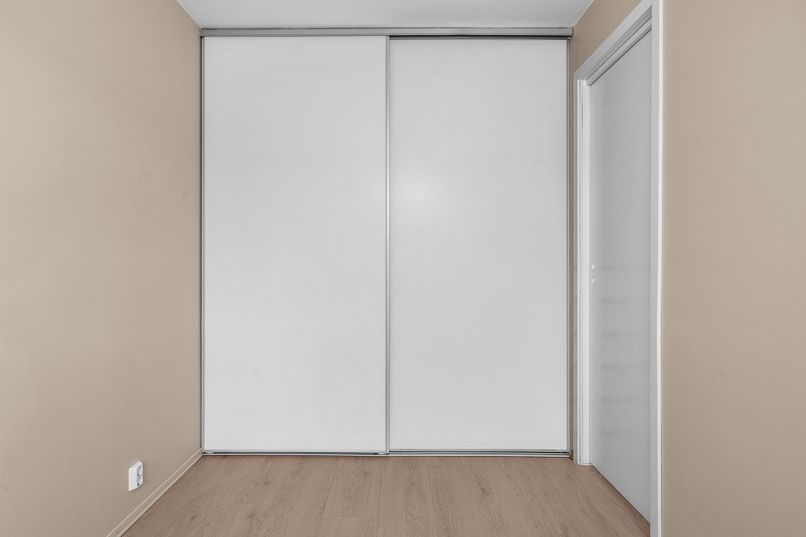 Garderobeskapet er av Ikea Pax og ble montert i 2025. Galleribilde