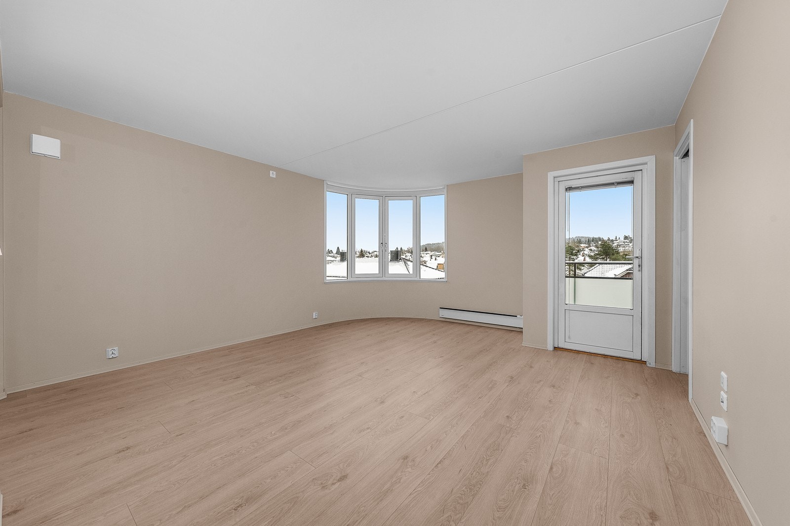 Den buede vindusrekken gir rommet særpreg. Galleribilde