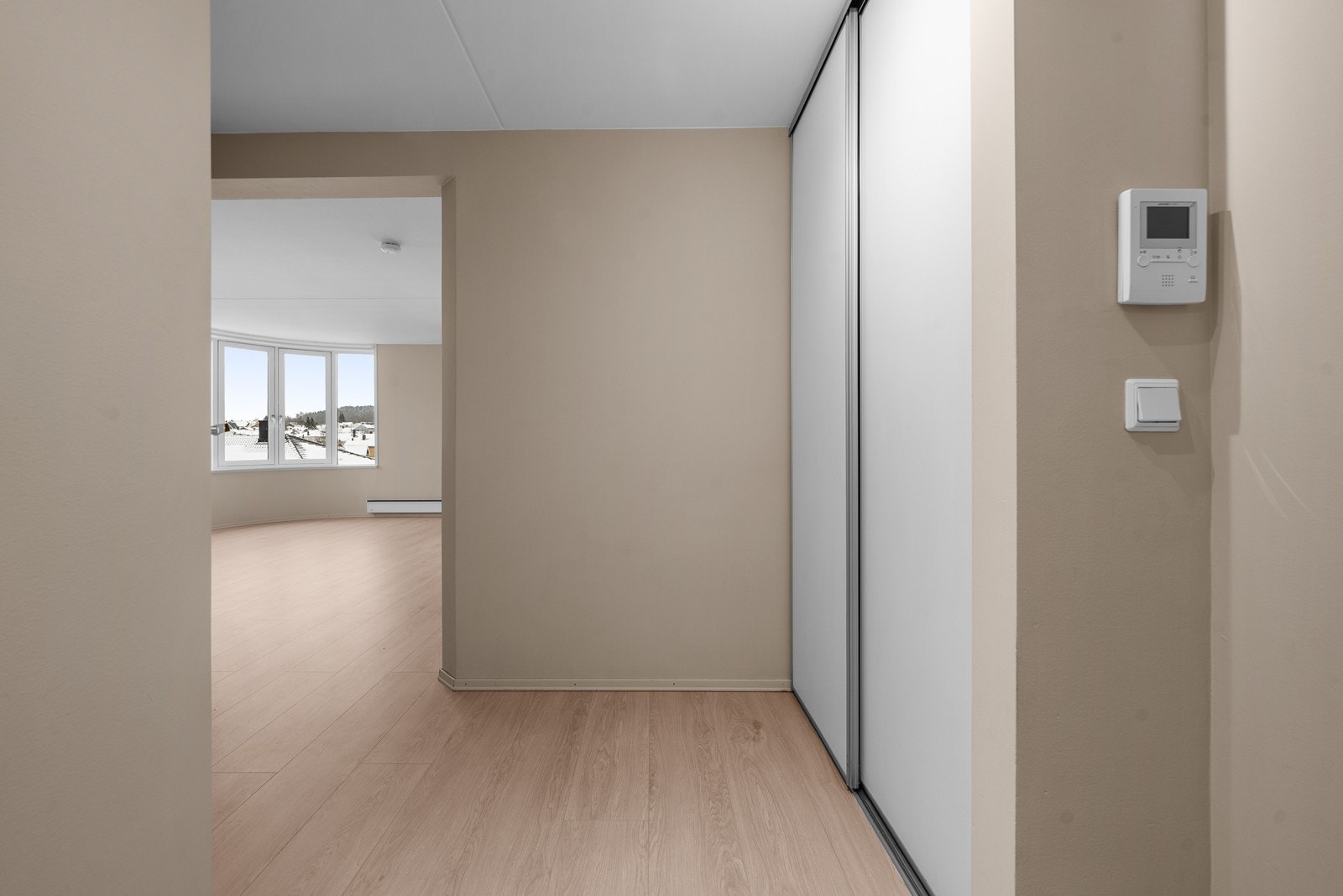 Fra entréen er det direkte tilgang til leilighetens øvrige rom. Galleribilde