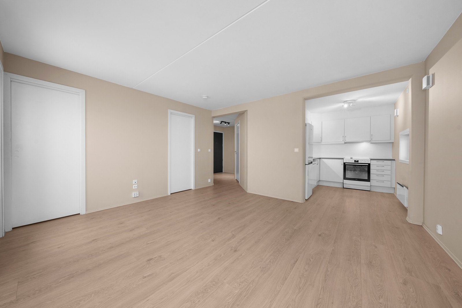 Stuen har i dag en åpen løsning mot kjøkkenet. Det er muligheter til å separere rommene med enkle grep. Galleribilde