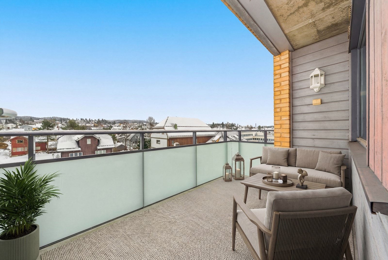 Balkongen har god plass til en sittegruppe og gir et fint, privat uterom. Galleribilde