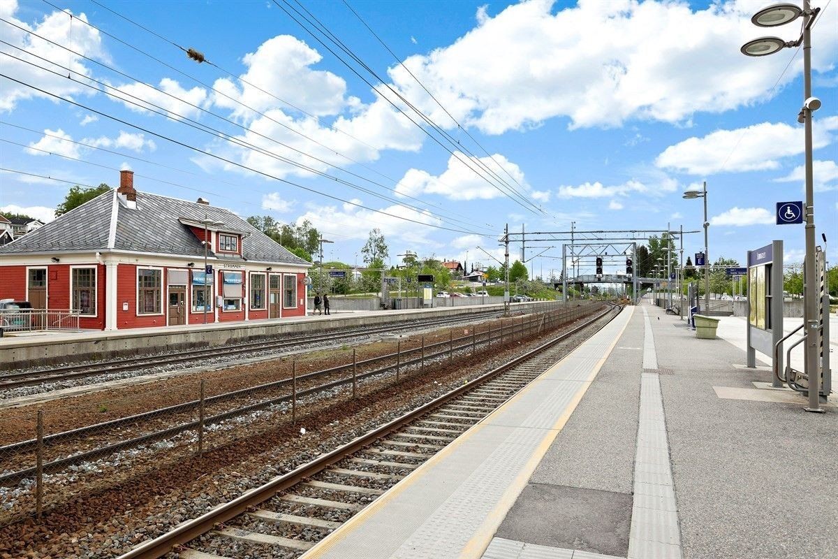Leiligheten ligger med umiddelbar nærhet til Strømmen togstasjon. Med lokaltoget tar det 20 minutter til Oslo S, ellers går det an å ta buss eller tog til Lillestrøm. Der går direktetog ofte. Galleribilde