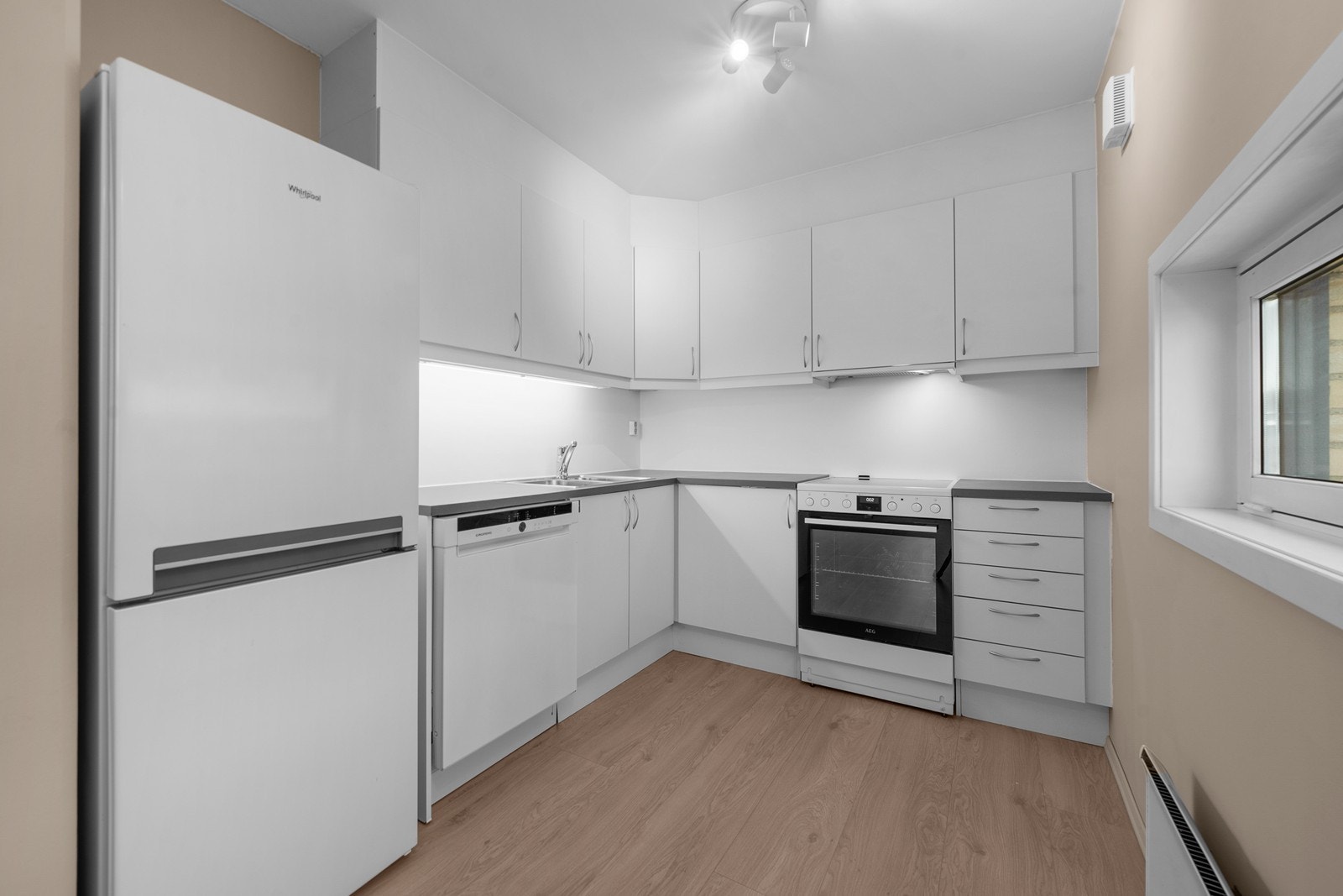 Kjøkkenet er utstyrt med frittstående hvitevarer og har god skap- og benkeplass. Galleribilde