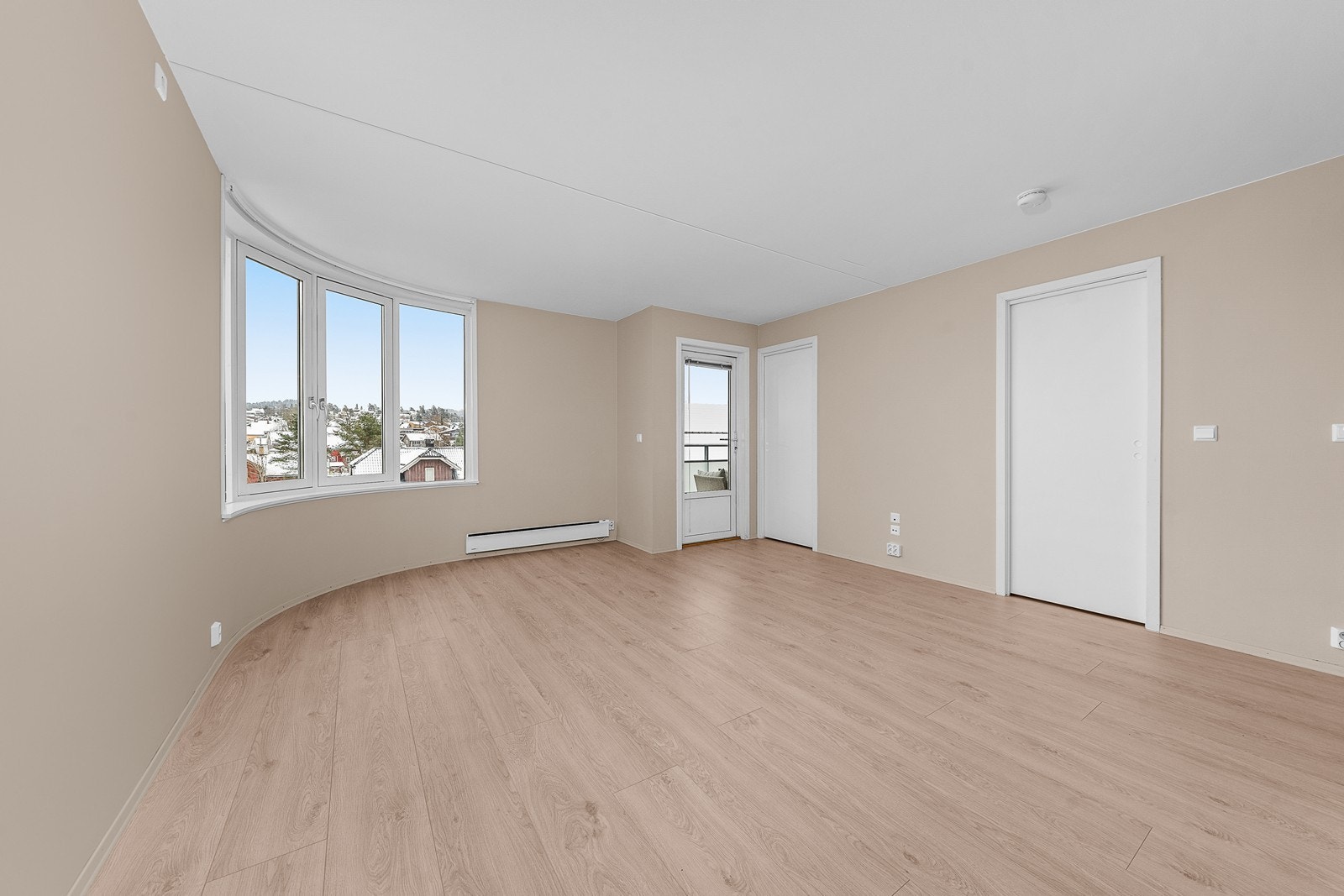 Det er direkte utgang til den vestvendte balkongen. Galleribilde