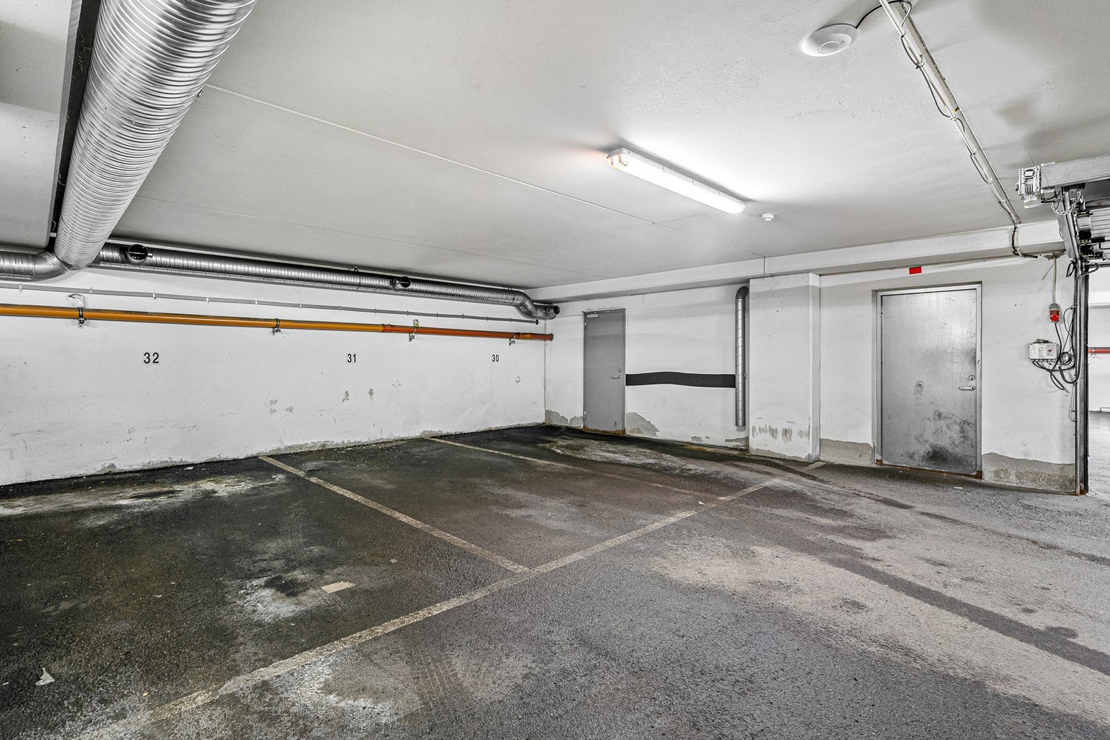 Det medfølger en parkeringsplass i felles garasjeanlegg. Mulighet for installering av elbil-lader. Sameiet har driftsavtale med ChargeUp. Galleribilde