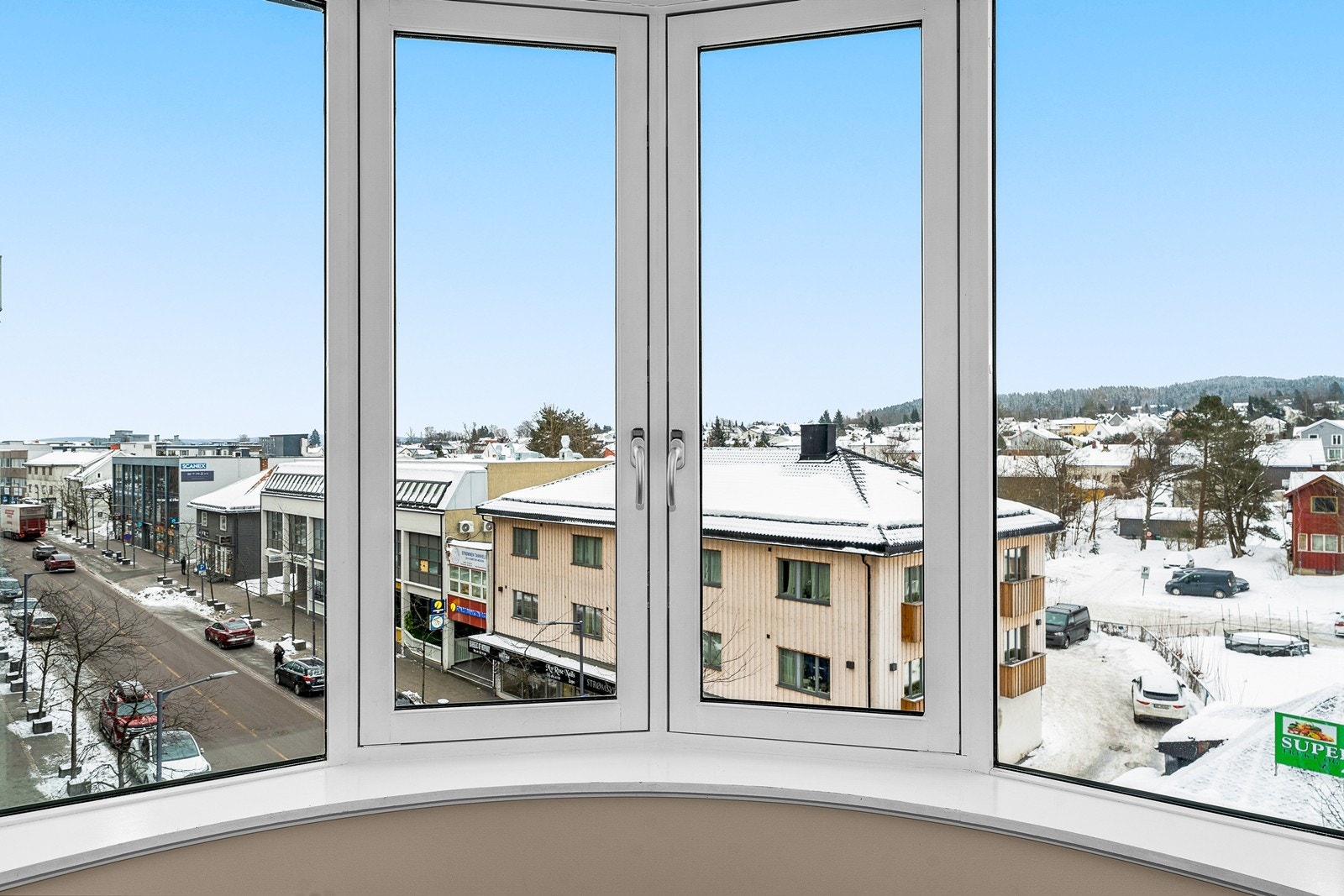 God utsikt fra stuevinduet. Galleribilde