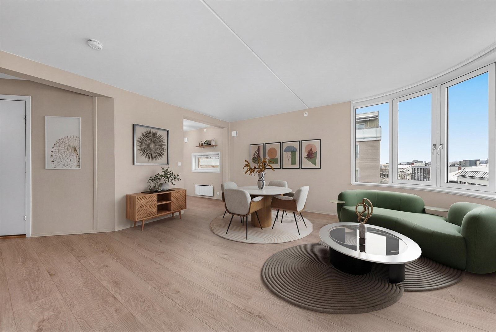 Stue i åpen løsning til kjøkken. Rommet har flere gode møbleringsmuligheter og har vindusflater med godt innslipp av naturlig lys (Bildet er digitalt stylet). Galleribilde