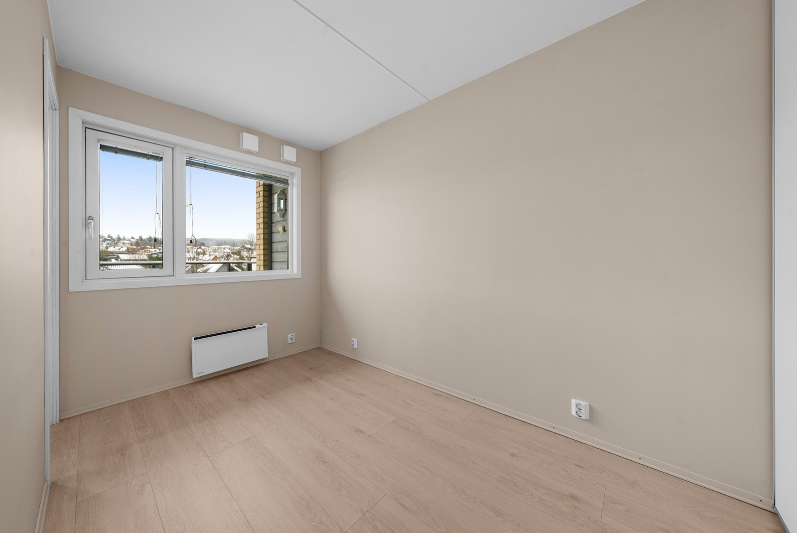 Soverommet har en god størrelse med plass til dobbeltseng og tilhørende møblement. Galleribilde