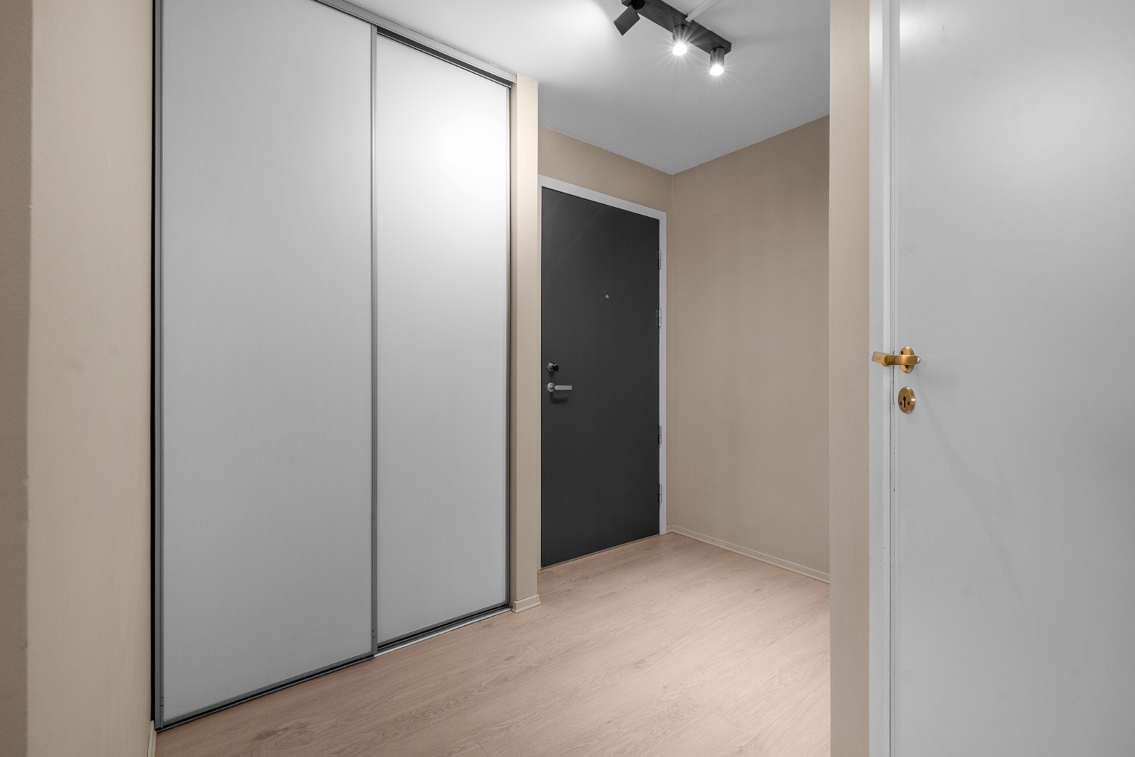 Garderoben gir rikelig med plass til oppbevaring av yttertøy og sko. Galleribilde