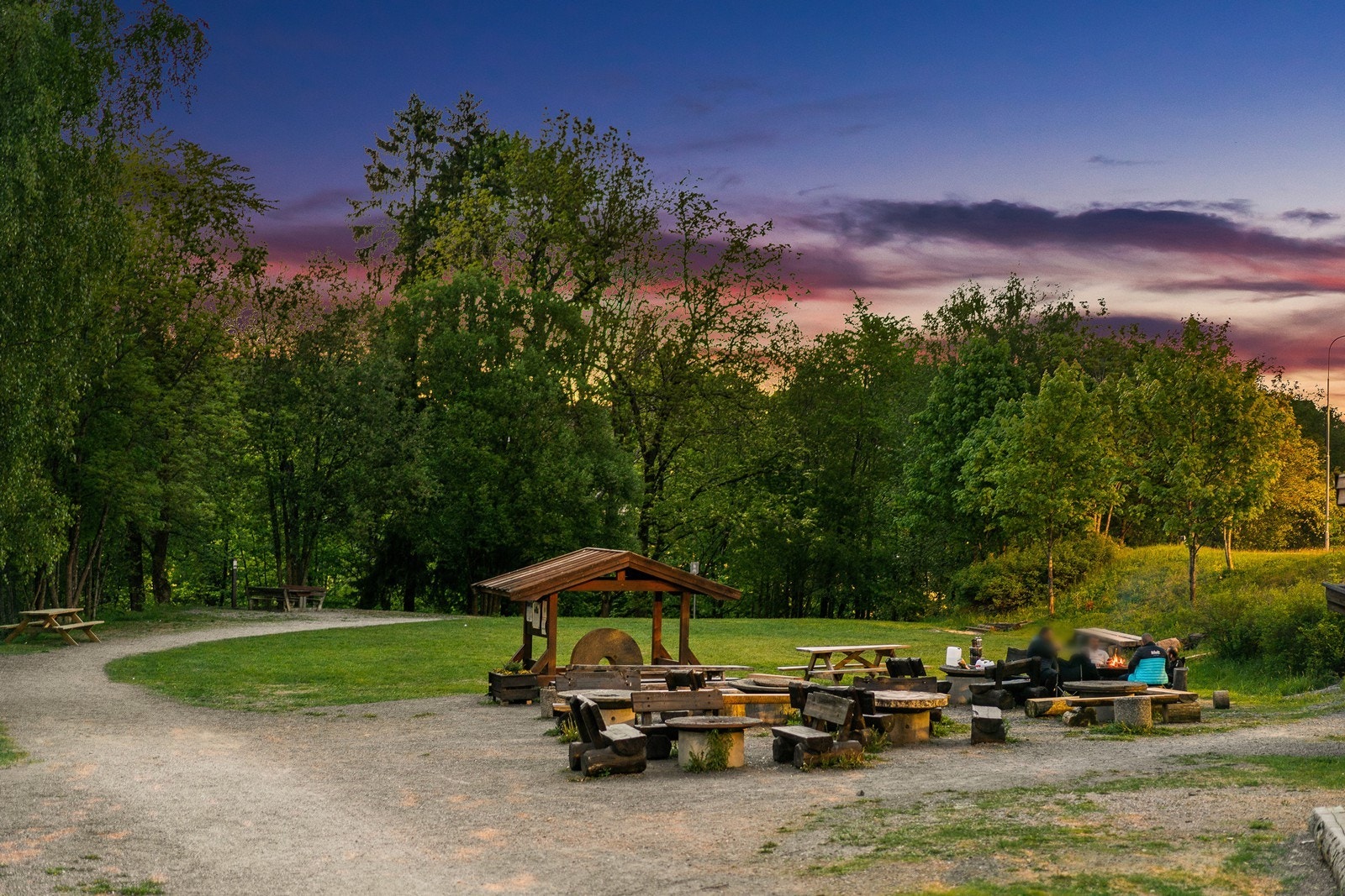 Hyggelige fellesområder med sittegrupper og grillplass i nærheten. Galleribilde