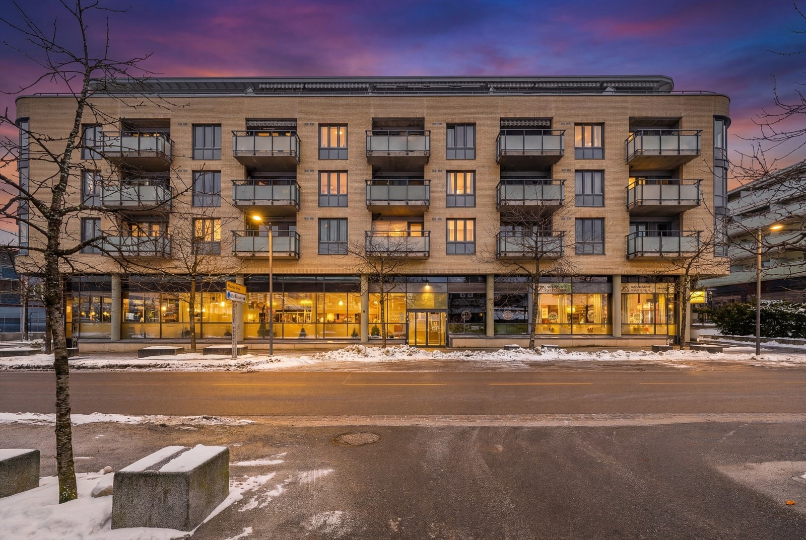 Leiligheten ligger i et moderne leilighetsbygg med forretninger og servicetilbud i første etasje. Galleribilde