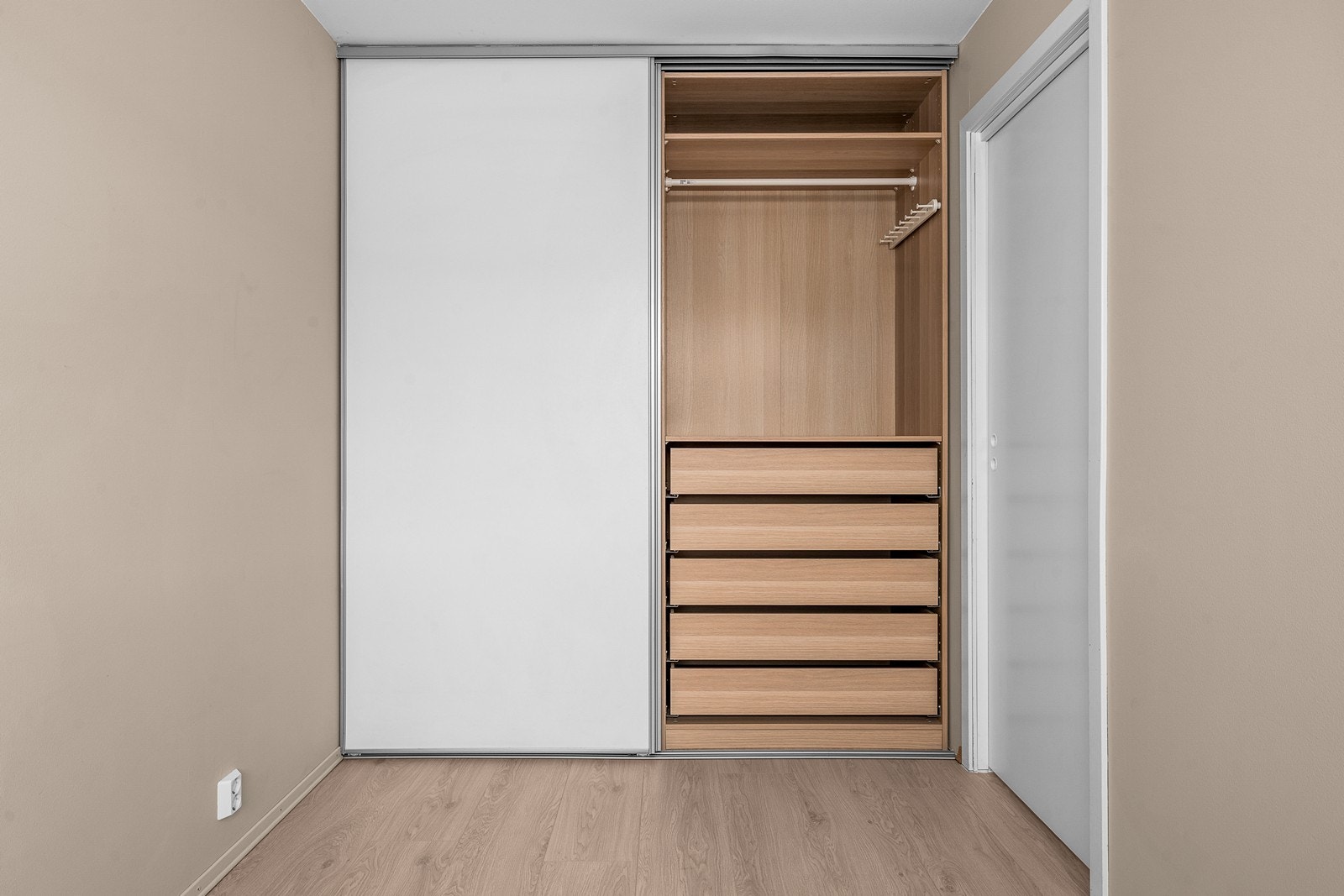 En stor og ny skyvedørsgarderobe på soverommet gir utmerkede oppbevaringsmuligheter. Galleribilde