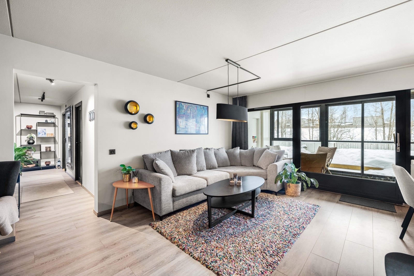 Nye innvendig dører og nytt sort list-verk i leiligheten. Galleribilde