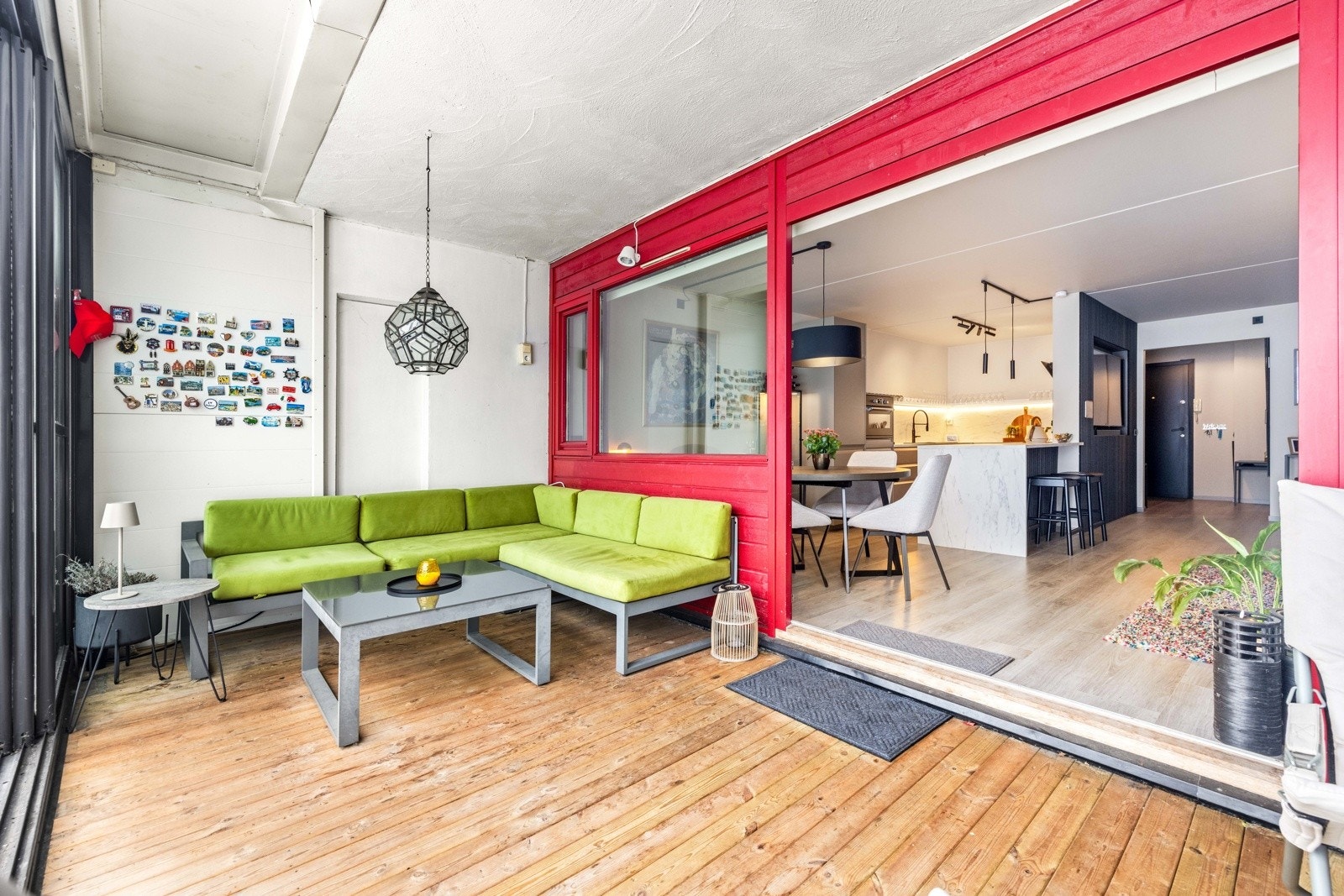 Bred skyvedør i glass ut til den solrike uteplassen, noe som skaper en sømløs overgang fra innerom til uterom. Galleribilde