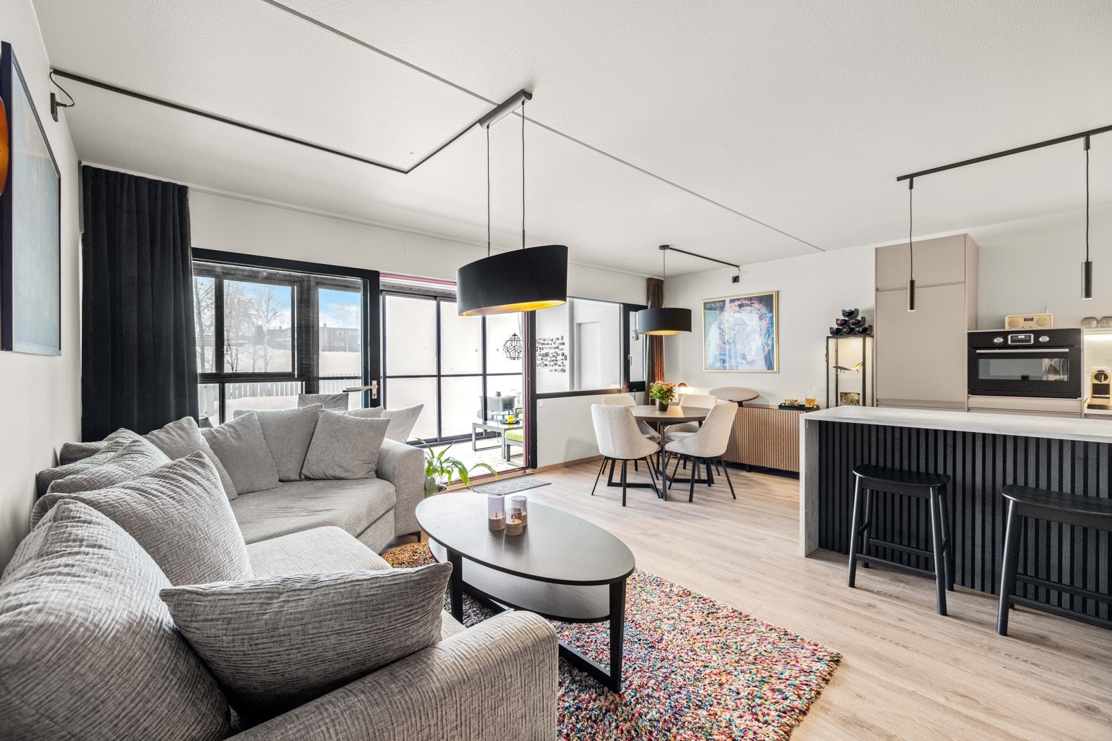 Ny eier kan glede seg over et fresht og flott allrom med stue, spisestue og kjøkken i åpen løsning. Galleribilde