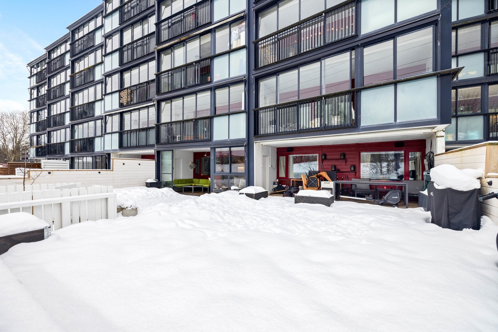 Stor platting under snøen. Markise er montert. Galleribilde