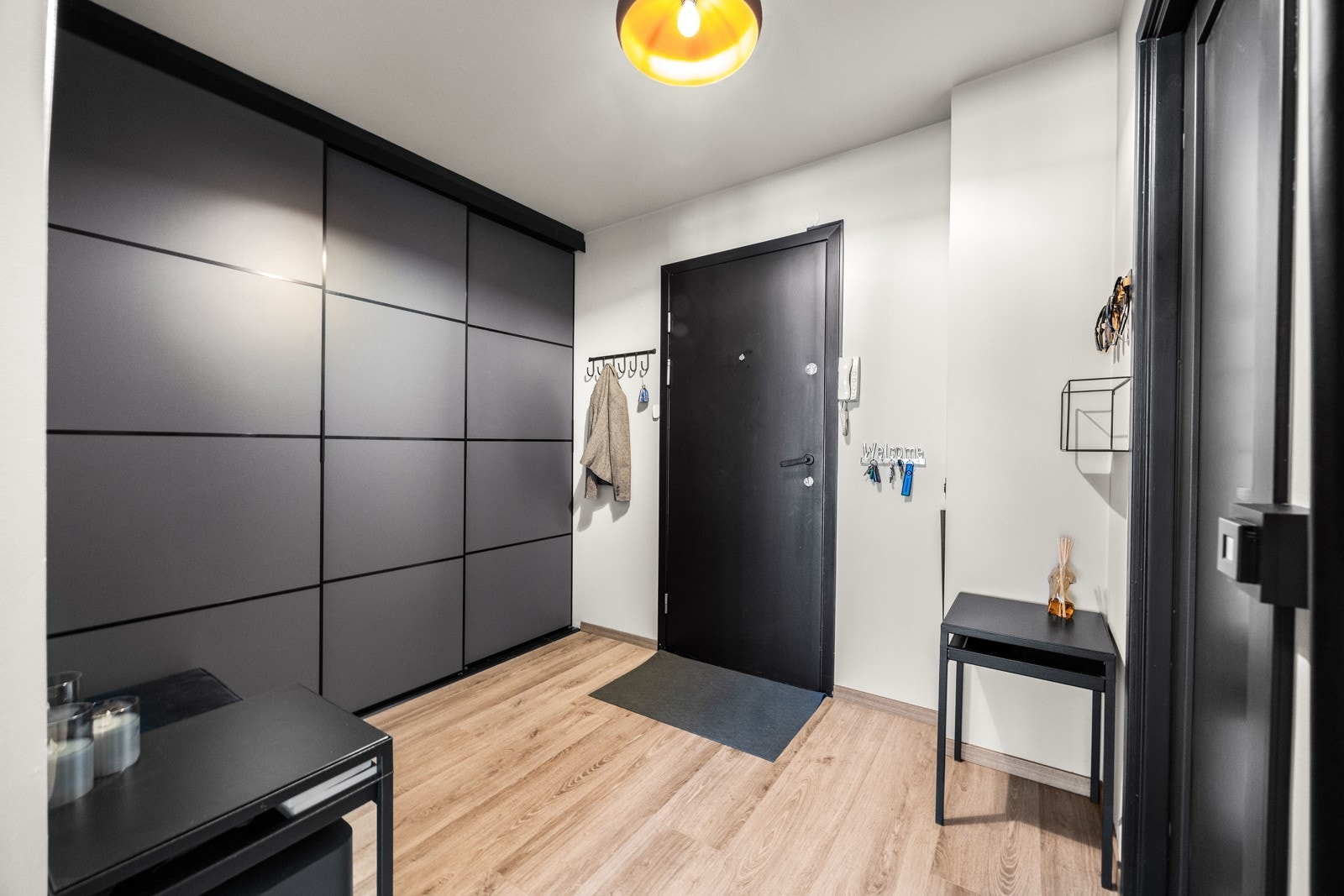 Det er skyvedørsgarderobe langs den ene veggen, noe som skaper en fin orden i hverdagen. Galleribilde