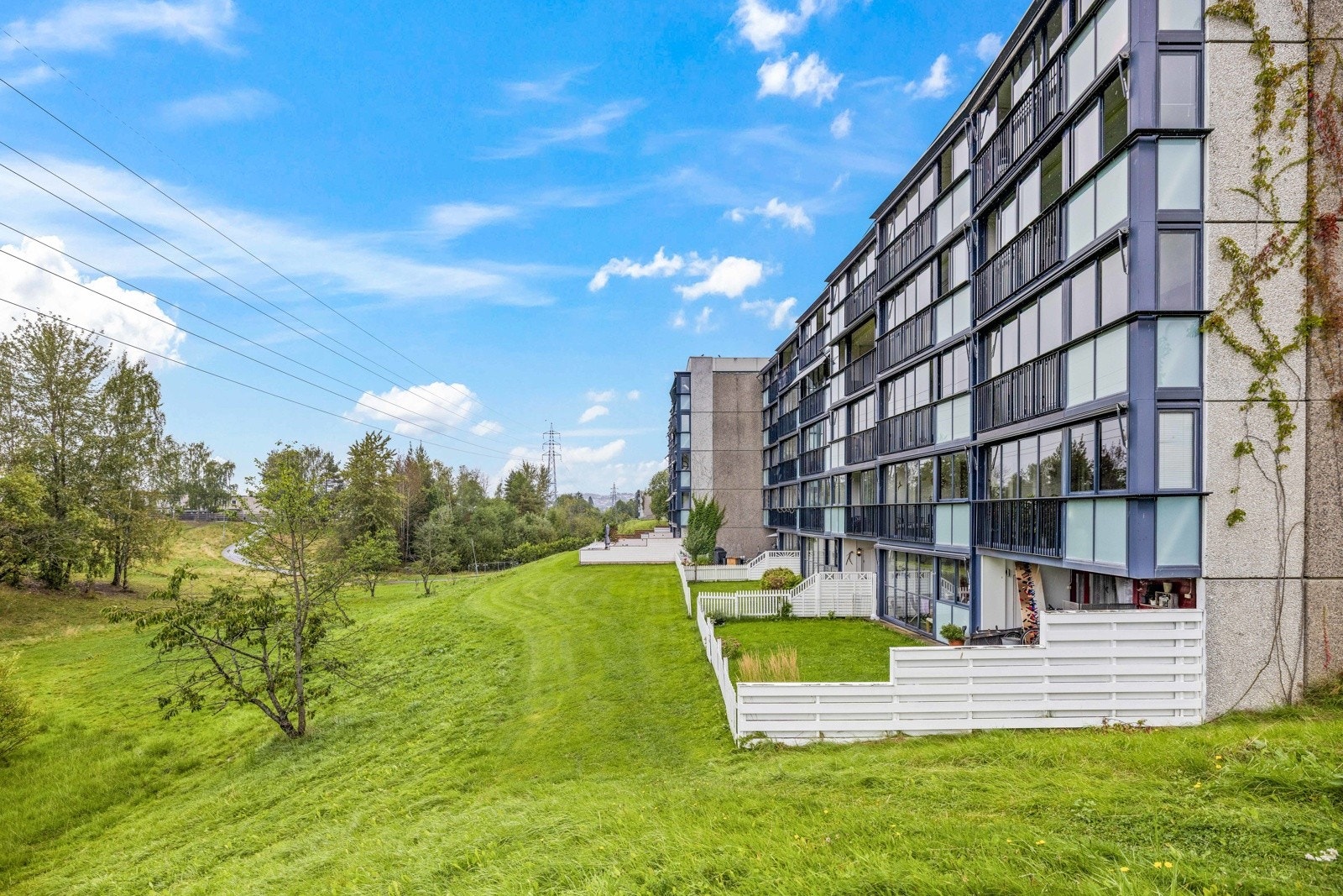 Flott beliggende 3-roms leilighet med stor uteplass vendt mot nordvest. Galleribilde