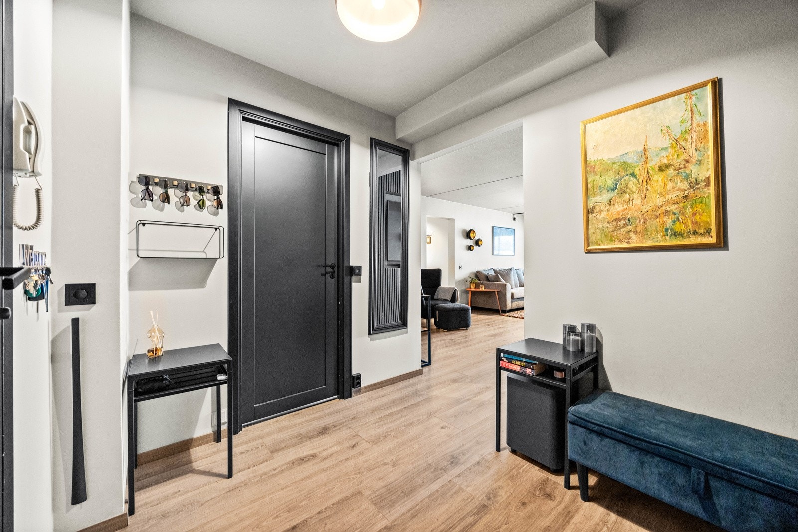 Romslig entré/gang med god plass til oppheng av ytterjakken og lagring av sko. Galleribilde