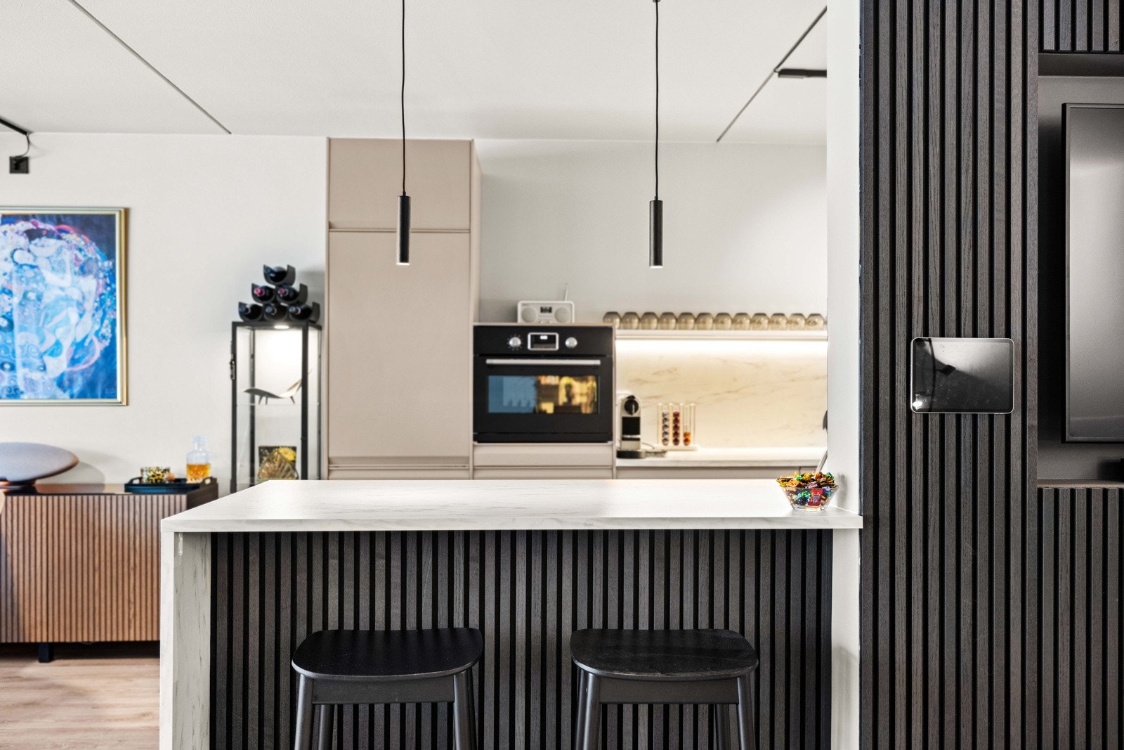 Trendy og lekre overflater med nyere laminat på gulvet, malte overflater i nøytrale fargekombinasjoner og innslag av spiler. Galleribilde