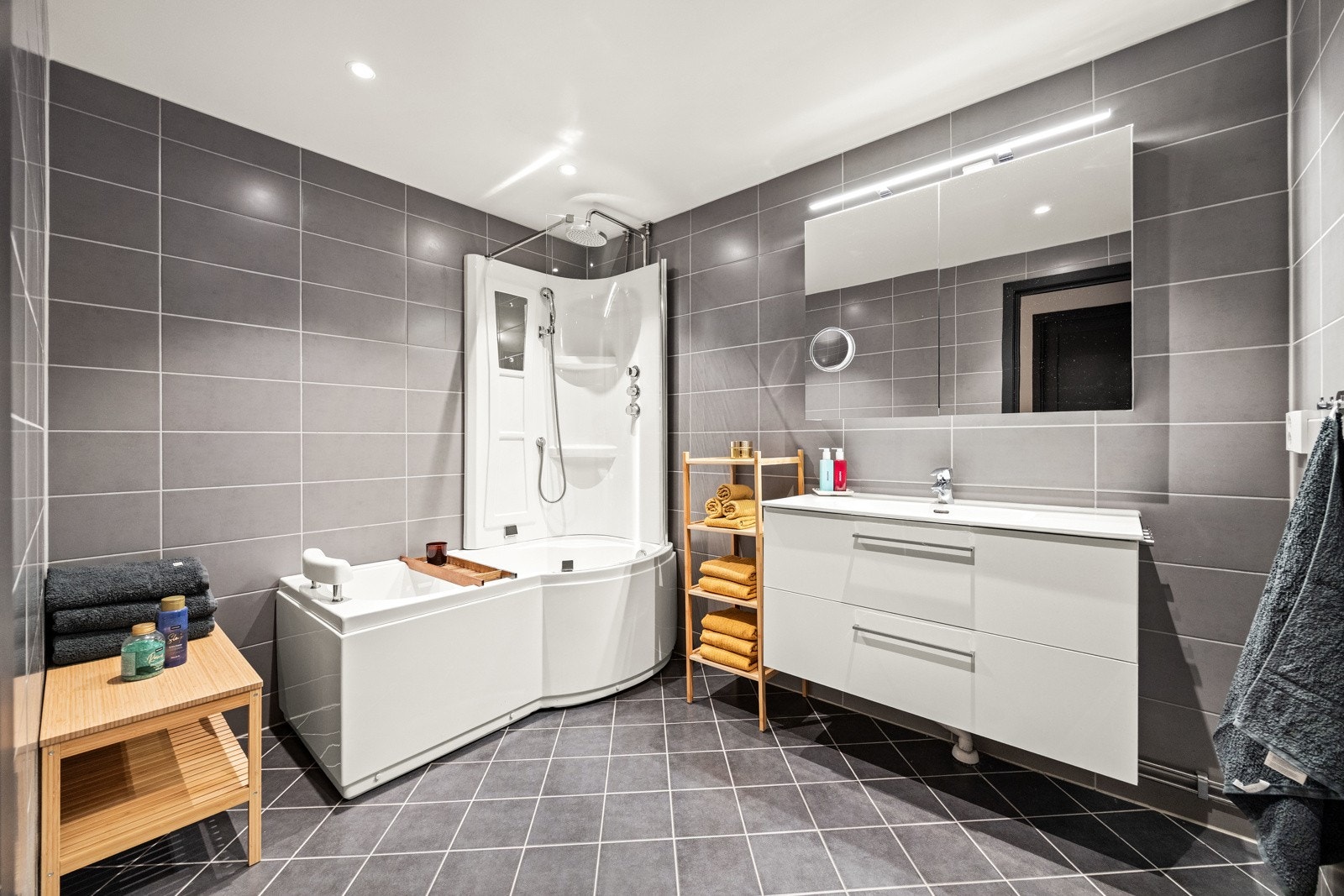 Leiligheten har både bad, separat toalettrom og et separat vaskerom - alle pusset opp i regi av borettslaget i 2021/2022. Galleribilde