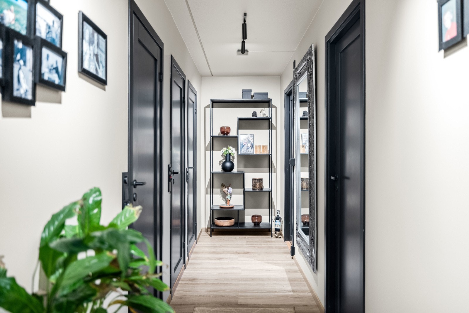 Gang inn til soverom , bad, wc og vaskerom Galleribilde