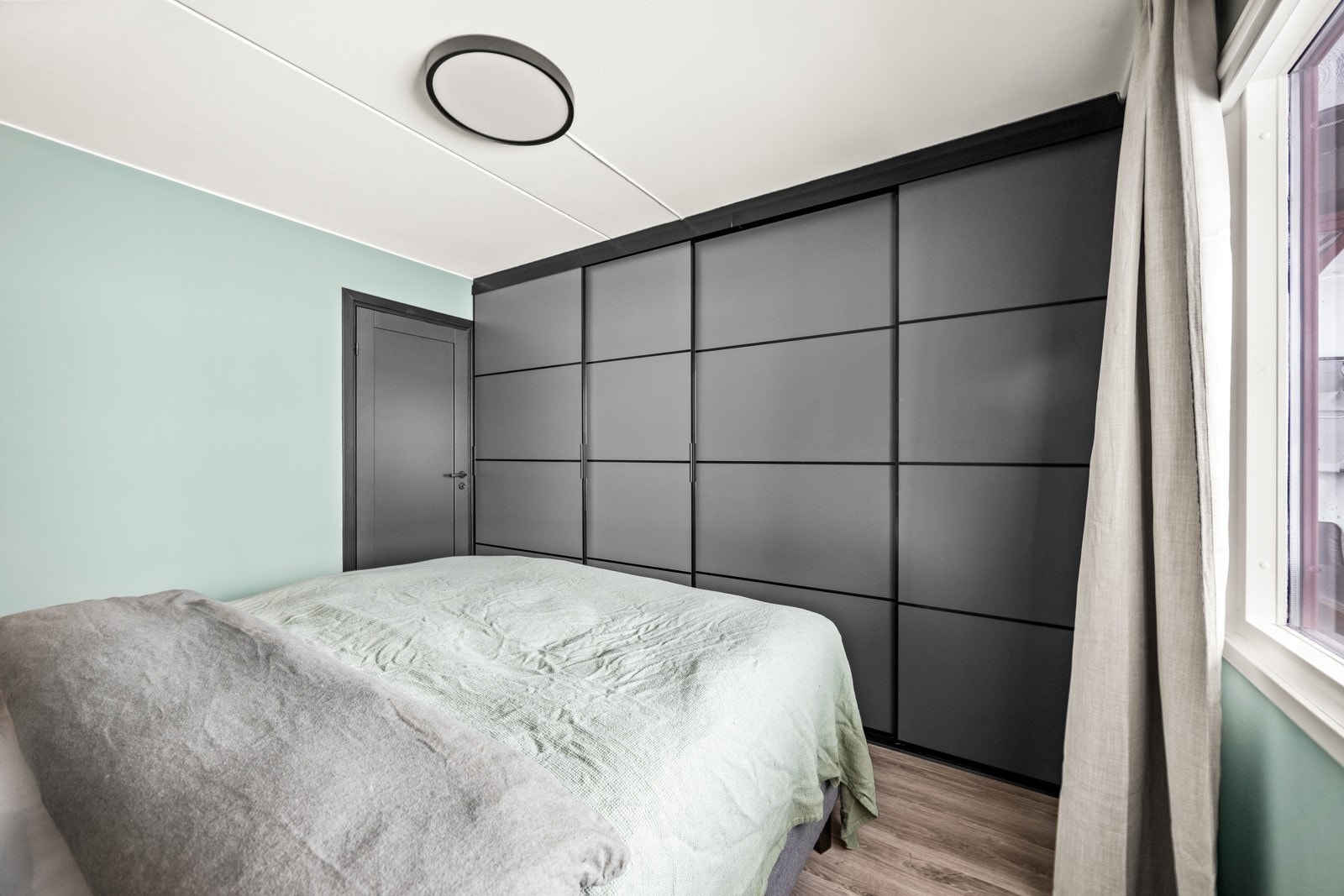 Skyvedørsgarderoben medfølger. Galleribilde