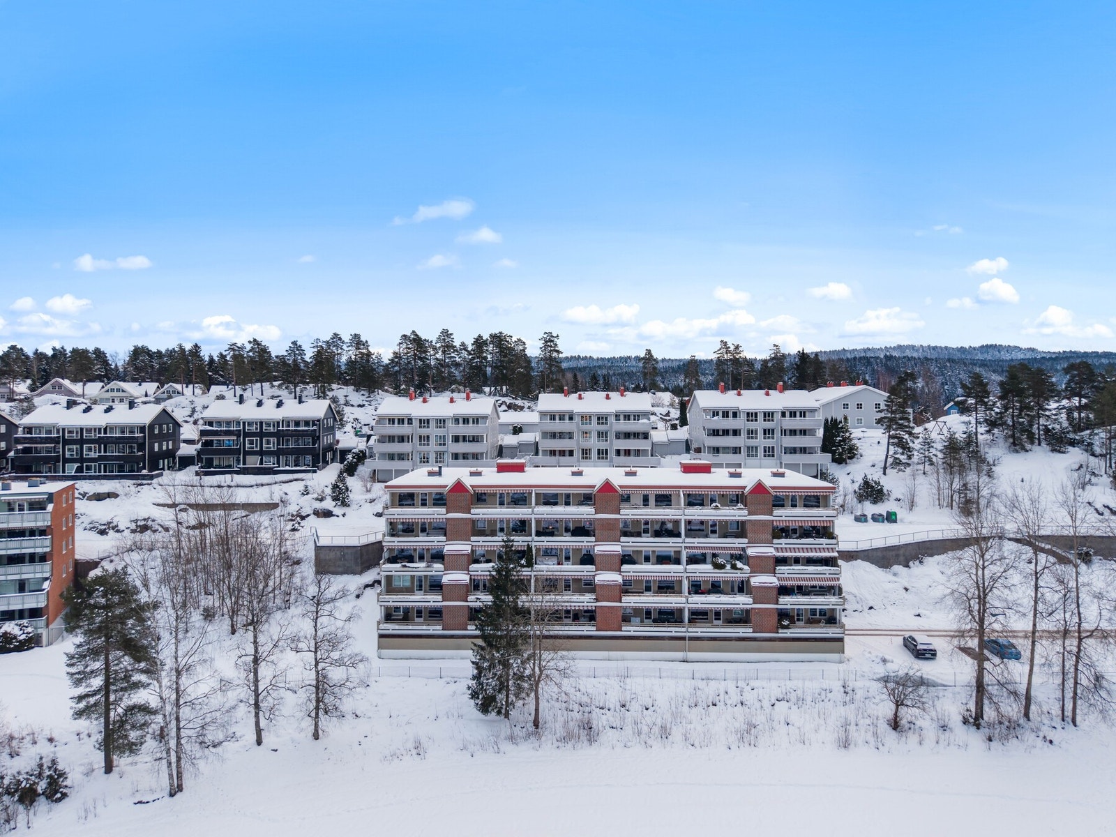 Fra Sørlihavna går det lysløype mot Losby, og det er lysløyper på Kurland og Vallerud. Lørenskog kommune driver Losby besøksgård og kafé. Losby Golfklubb har et meget flott golfanlegg med blant annet 9- og 18-hulls golfbane. Østmarka byr i tillegg på flot Galleribilde