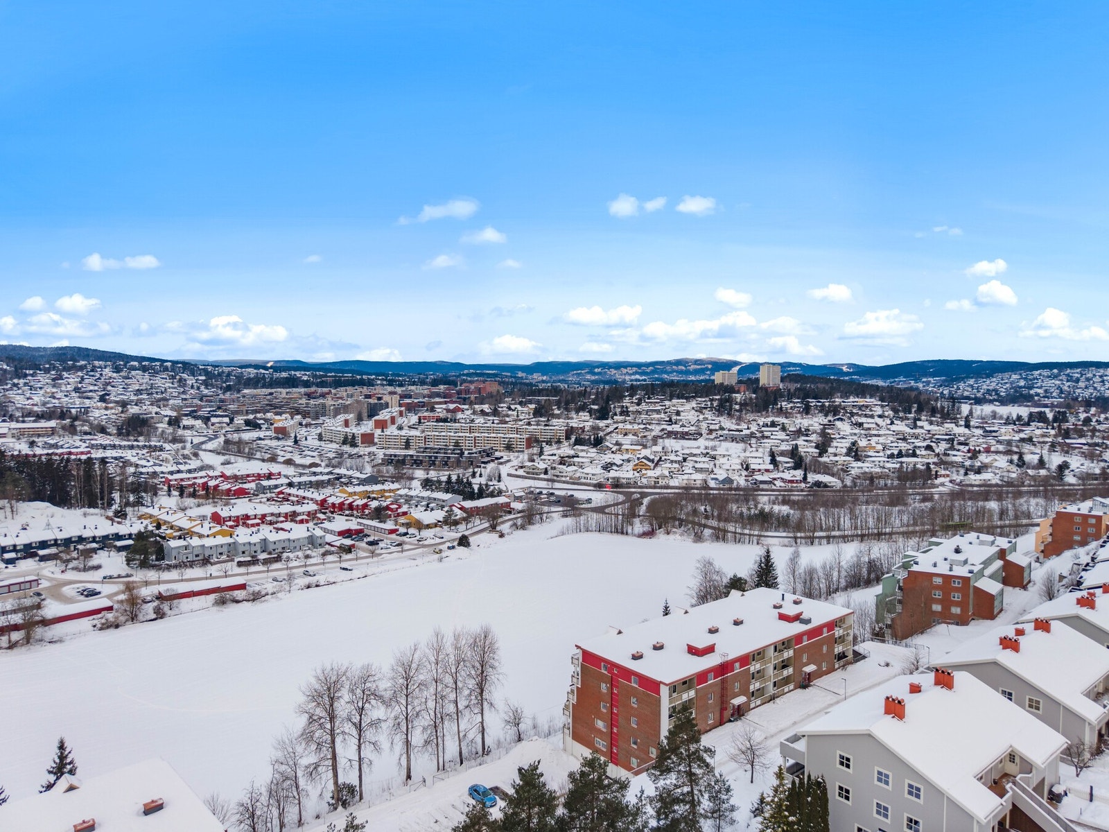 Dagligvarehandelen kan blant annet gjøres på Extra Finstadjordet som ligger nærmest. Det er også kort vei til Bunnpris, Meny, Rema 1000 og Coop Mega. For ytterligere servicetilbud har Lørenskog Storsenter Triaden et godt utvalg. Senteret sto nyoppusset i Galleribilde
