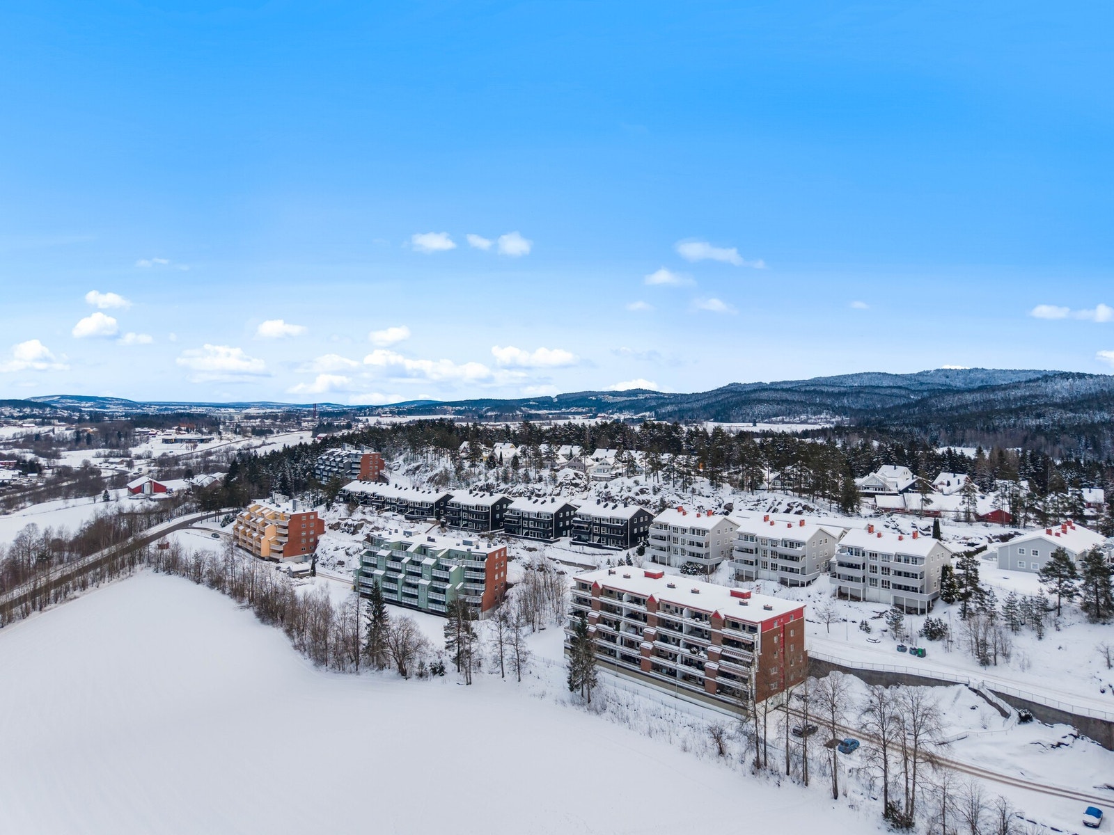 Strømmen Storsenter med 200 butikker og tilknyttede virksomheter, Lillestrøm sentrum og Oslo sentrum ligger også godt innenfor rekkevidde. Området har offentlig kommunikasjon via buss, og nærmeste holdeplass er Nesåsen som ligger 4-5 minutters gange fra l Galleribilde