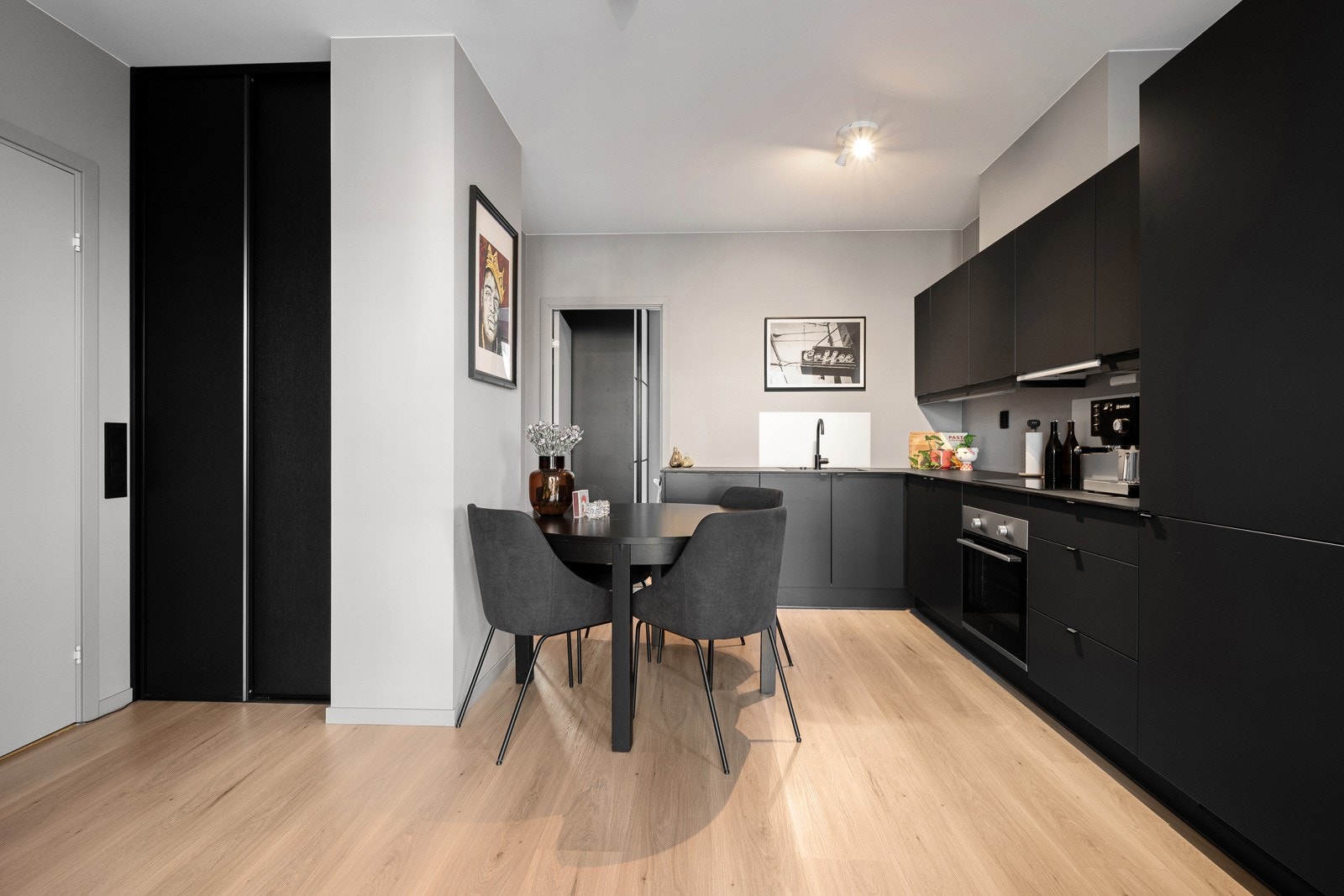 Kjøkkenet byr på gode arbeidsflater, rikelig med oppbevaringsplass og naturlig plass for spisebord Galleribilde