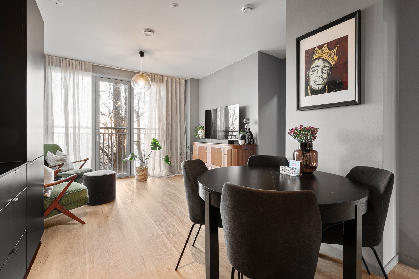 Hele bygget ble omgjort til leiligheter i 2020/21, og de nye leilighetene ble innredet med stilrene materialvalg Galleribilde