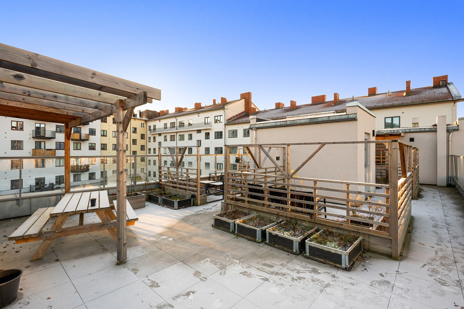 Felles takterrasse med hyggelige sittegrupper Galleribilde