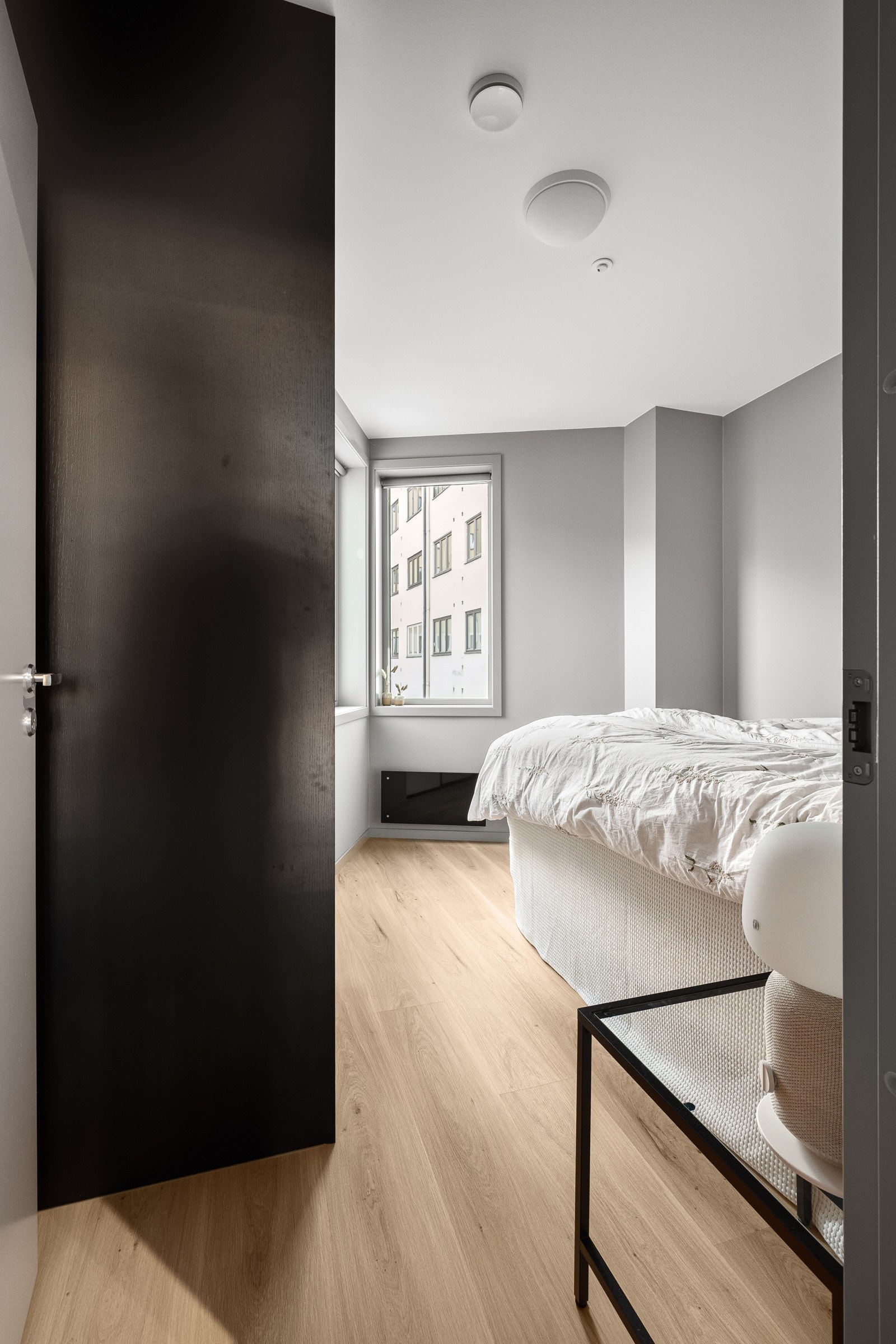 Leiligheten byr på to gode soverom av romslig størrelse, begge med vinduer mot rolig bakgård som gir et stille og behagelig sovemiljø Galleribilde