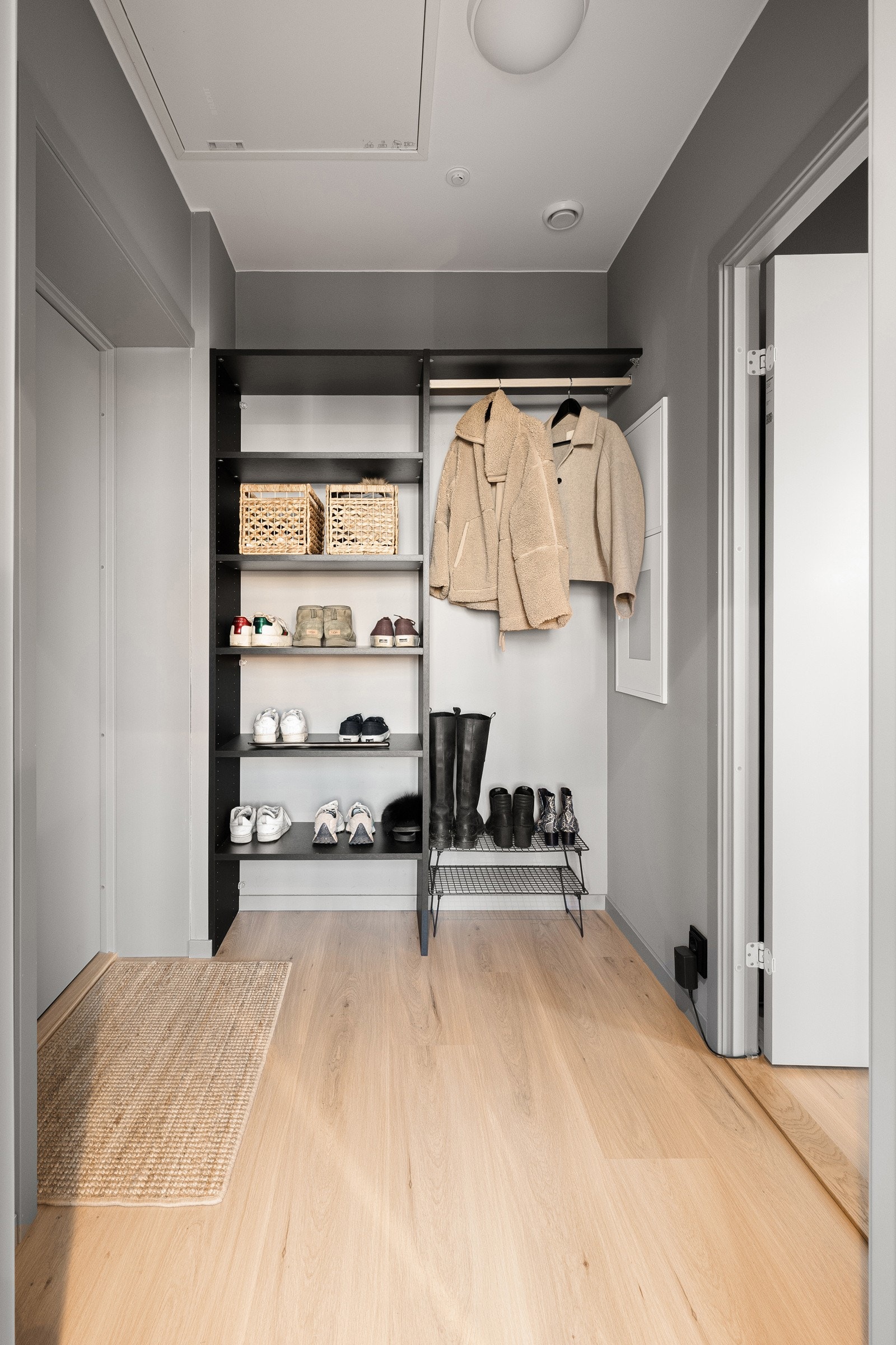 Entréen har praktisk garderobeløsning med hyller og oppheng, og gir et godt førsteinntrykk av boligen Galleribilde