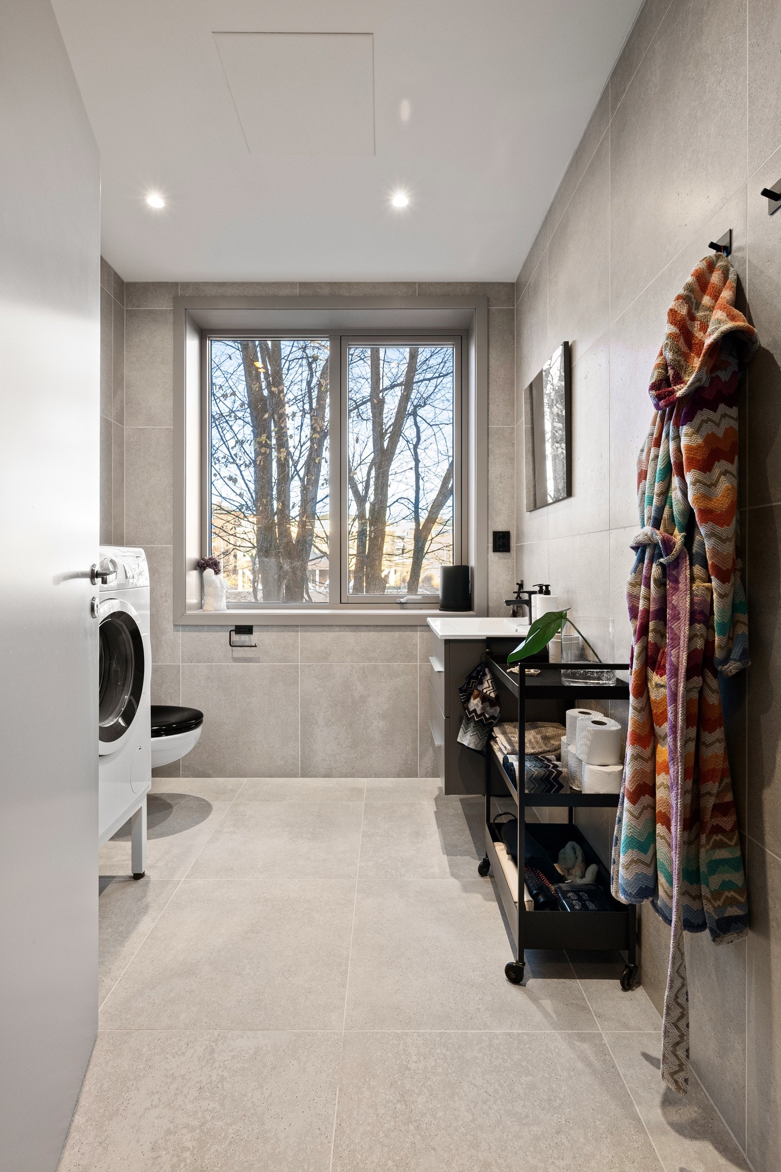 Moderne og delikat baderom oppført for under 5 år siden, med flislagte overflater og elektriske varmekabler i gulv Galleribilde