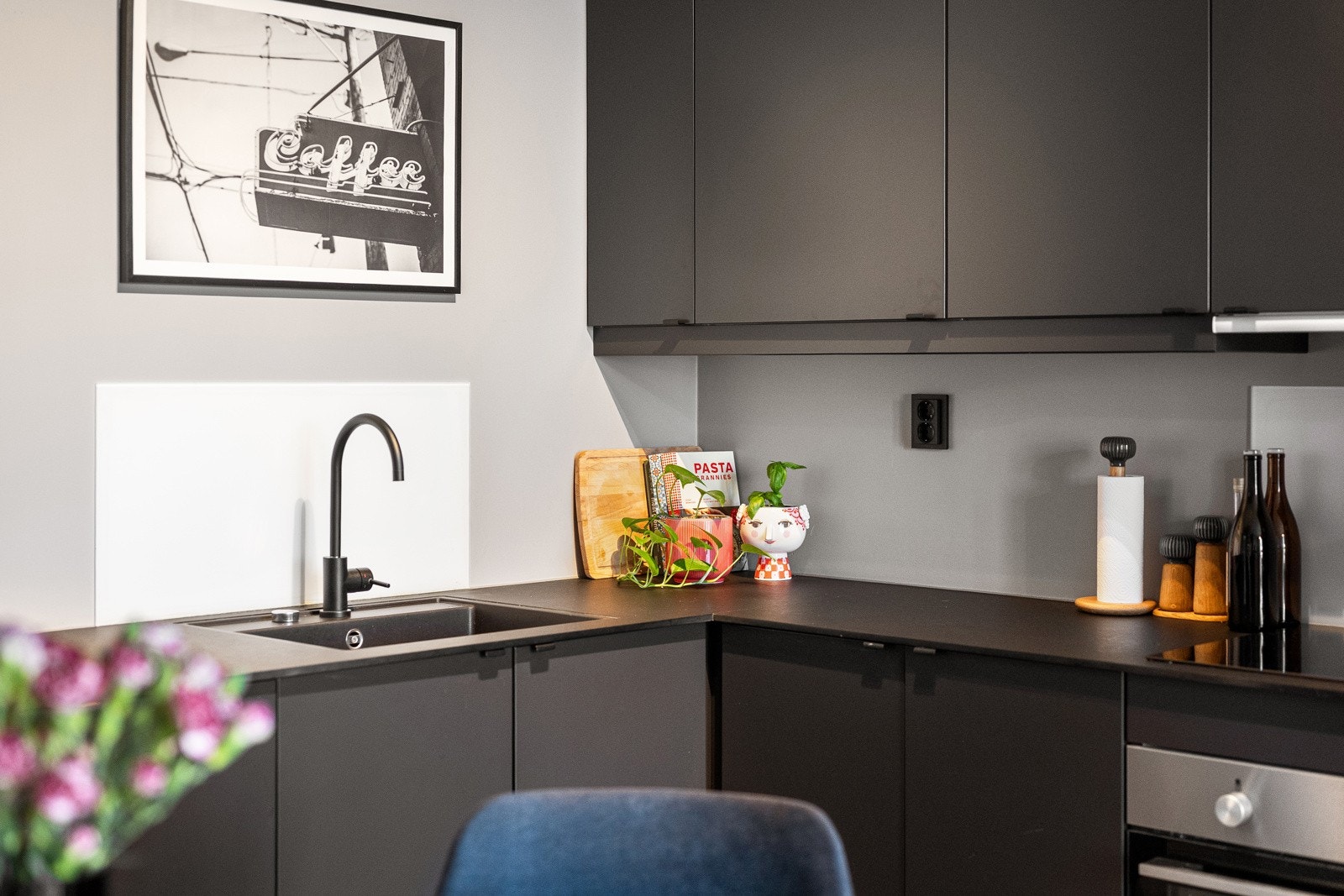 Kjøkkenet er installert med kjøl/fryseskap, oppvaskmaskin, platetopp, stekeovn, vannstoppsystem og komfyrvakt. Det er avtrekk via balansert anlegg. Galleribilde