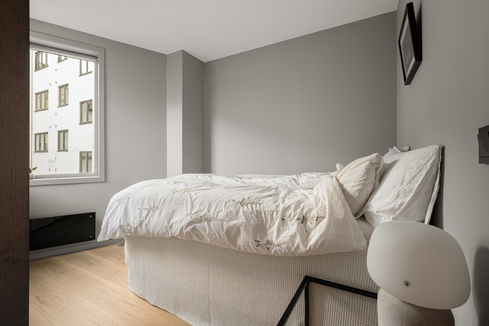 Begge rommene har god plass til dobbeltseng med nattbord samt garderobeløsning Galleribilde