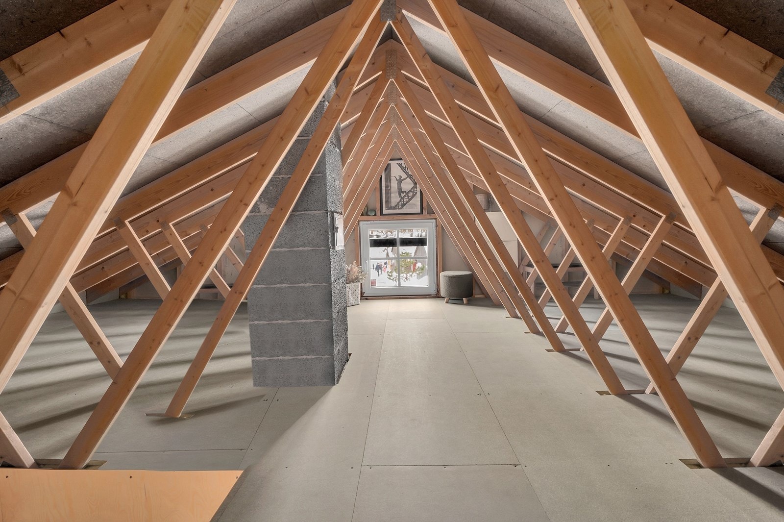 Romslig loft med rikelig oppbevaringsplass. Nyere pipebeslag med blytetting utført av Agder tak AS. Recover byttet innvendige takplater og lister. Selger har etterisolert med glava fra 15/20cm til 25cm og lagt trykkimpregnert sponplate over hele gulvet. Galleribilde